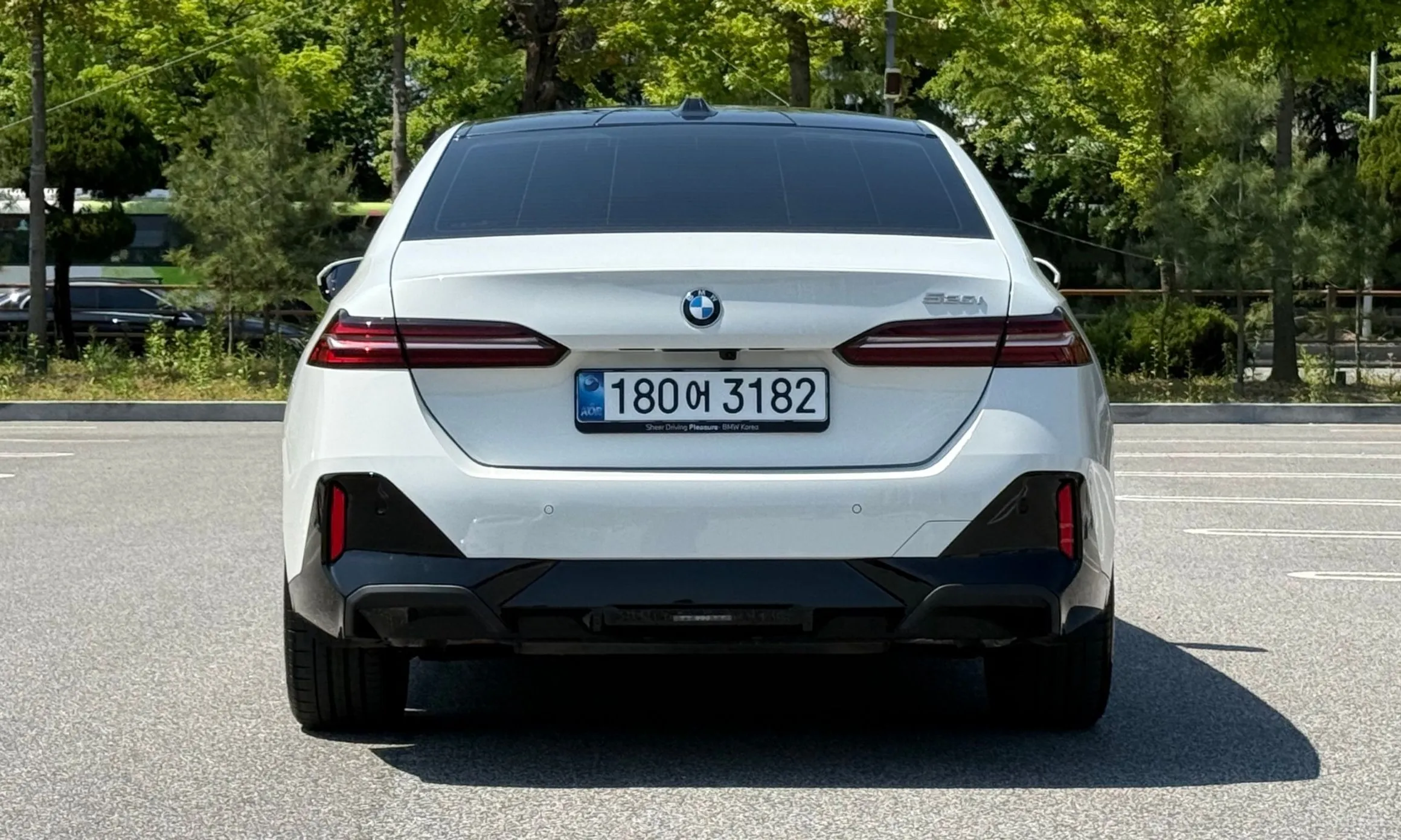 BMW 5 Series (G60) превью 4
