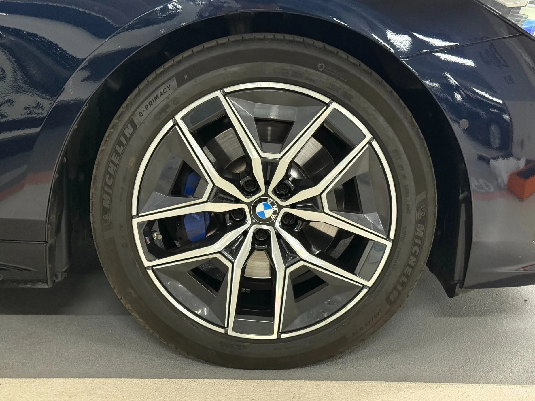 BMW 5 Series (G60) превью 19