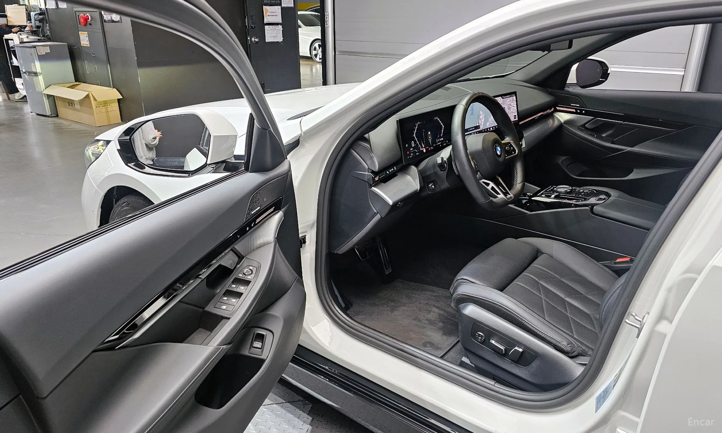 BMW 5 Series (G60) превью 10
