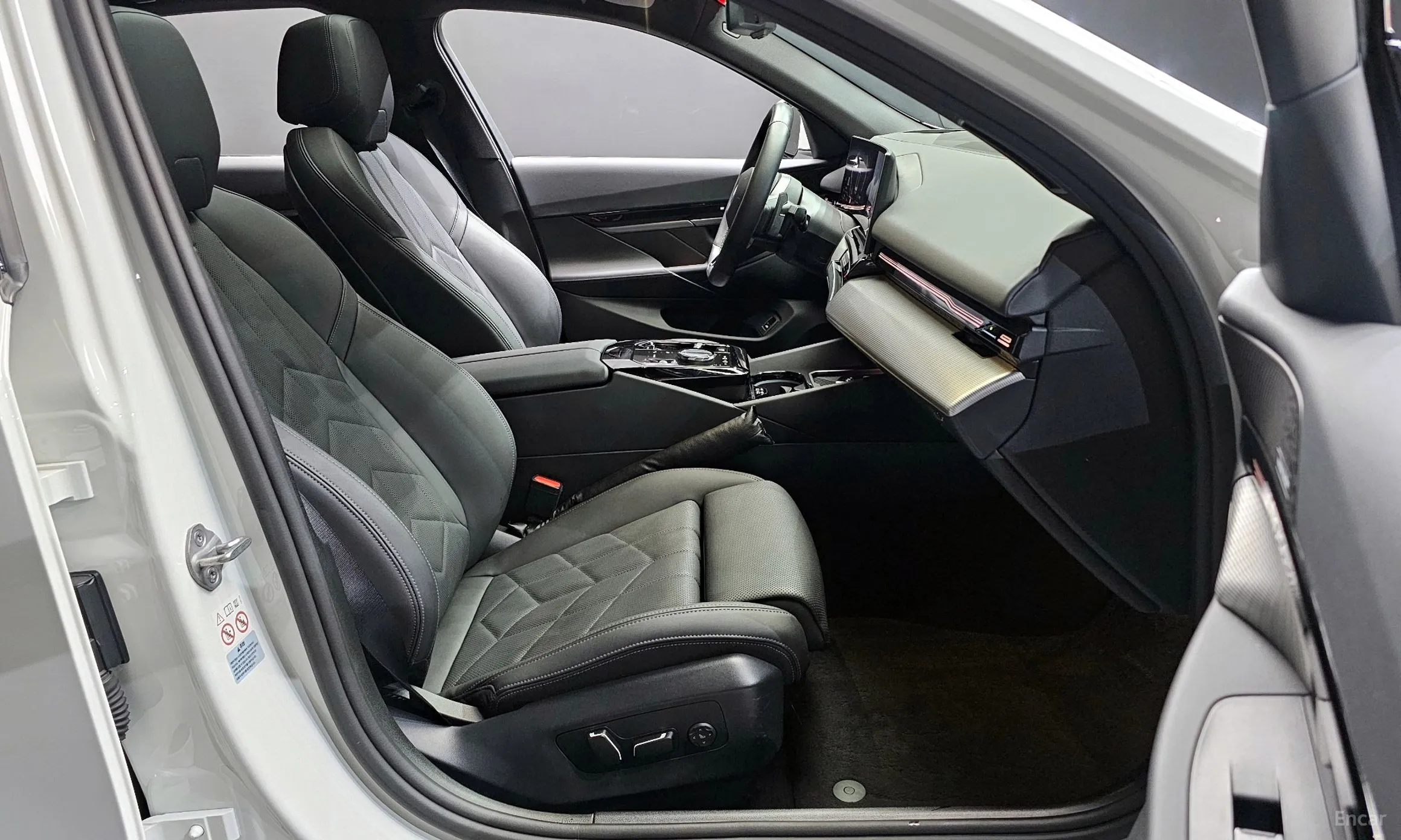 BMW 5 Series (G60) превью 11