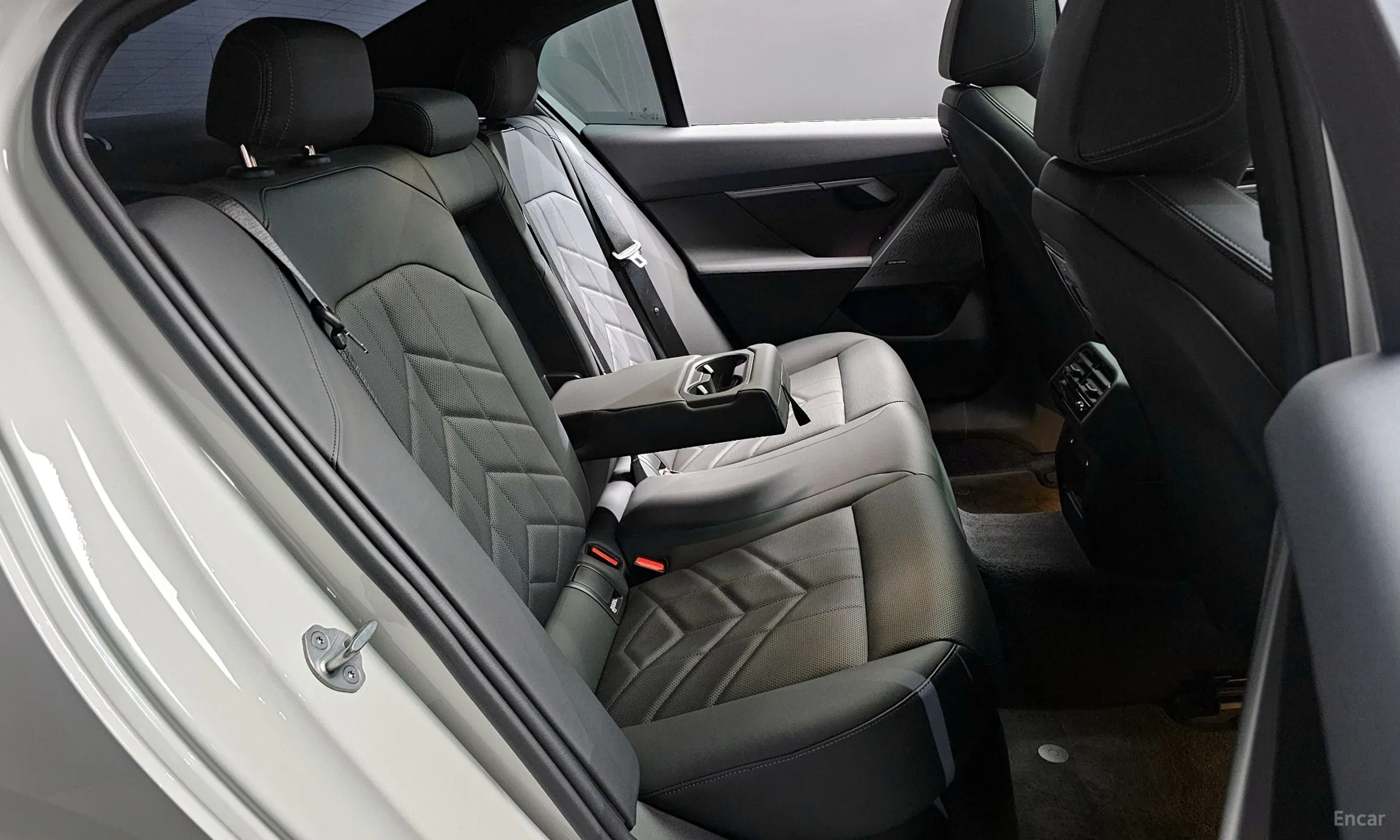 BMW 5 Series (G60) превью 12