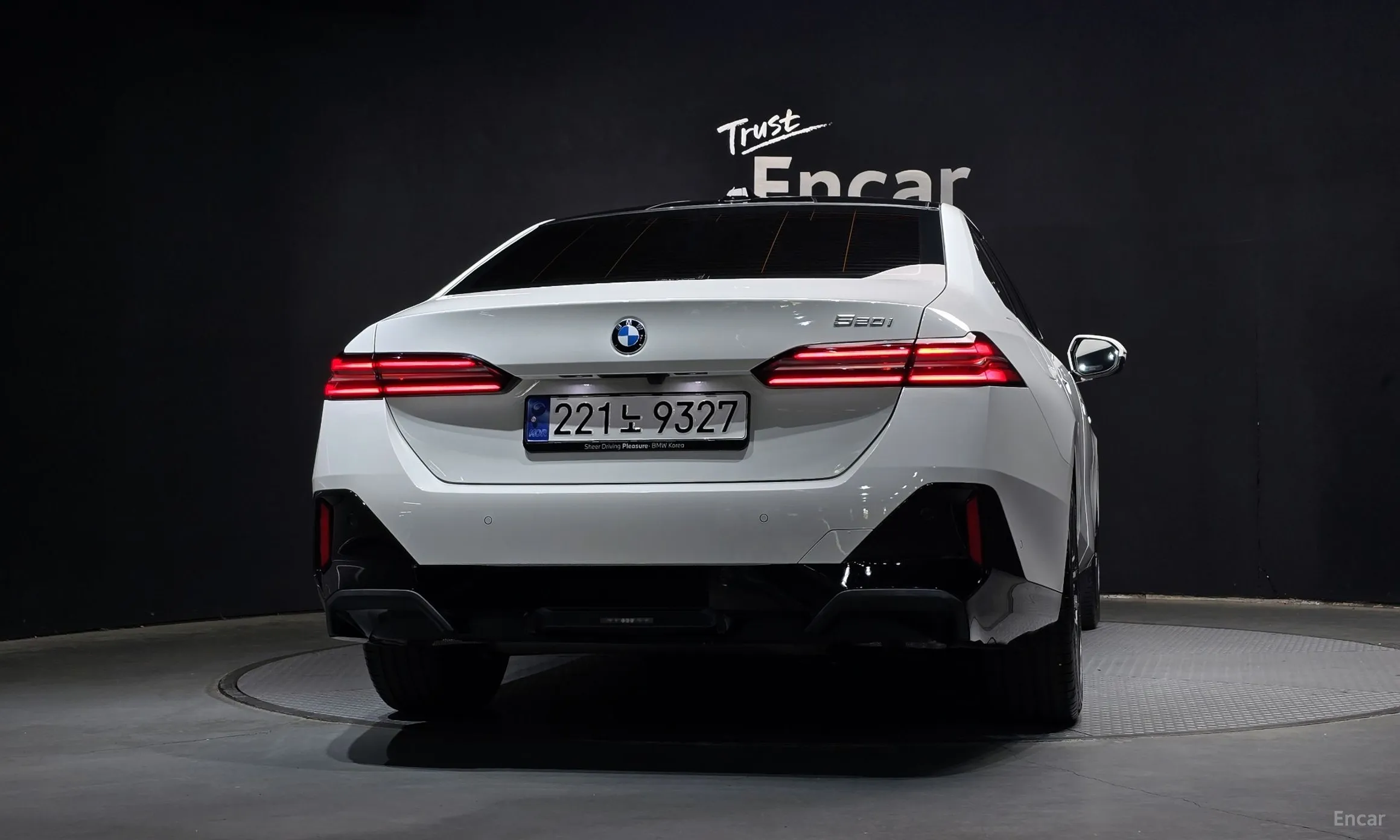 BMW 5 Series (G60) превью 4