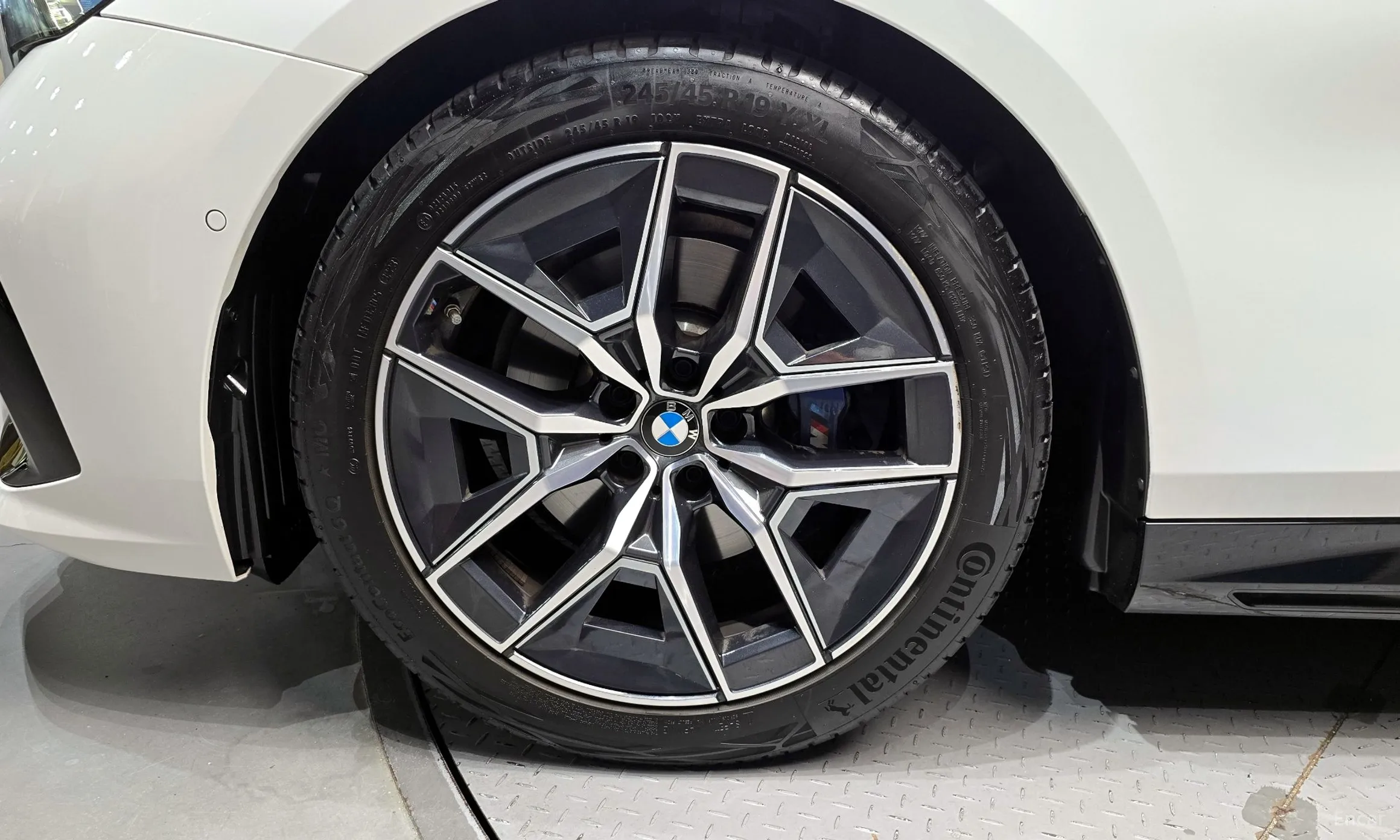 BMW 5 Series (G60) превью 5
