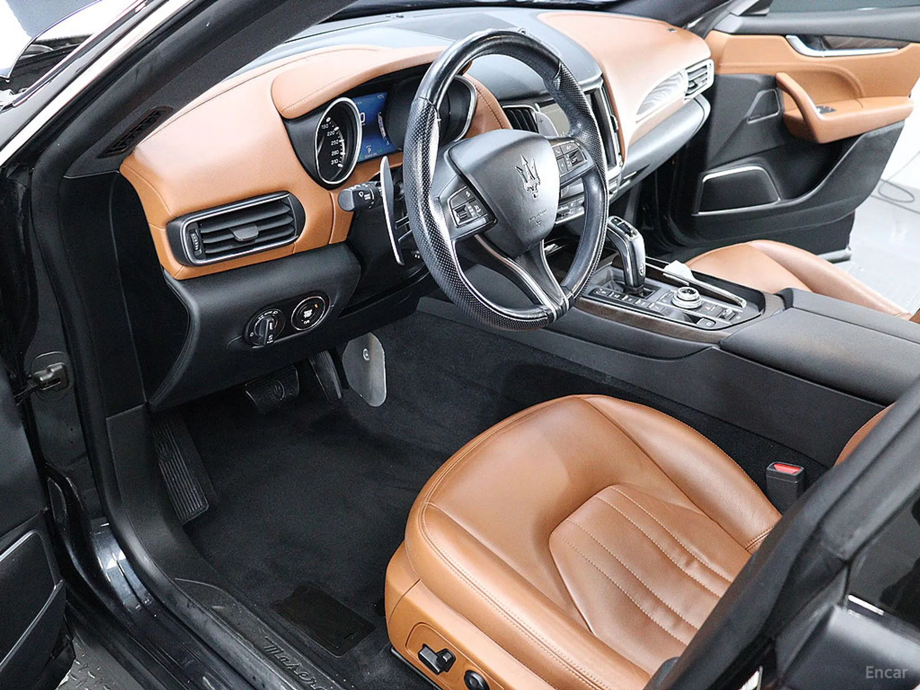Maserati Levante превью 17