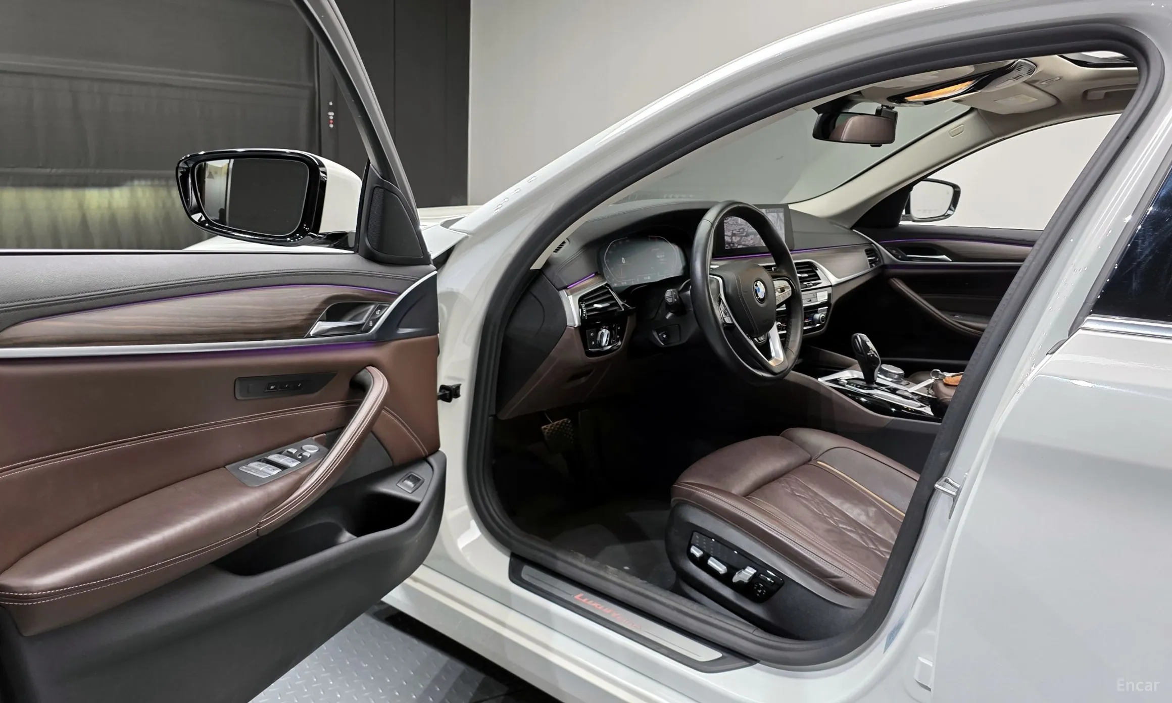 BMW 5 Series (G30) превью 10