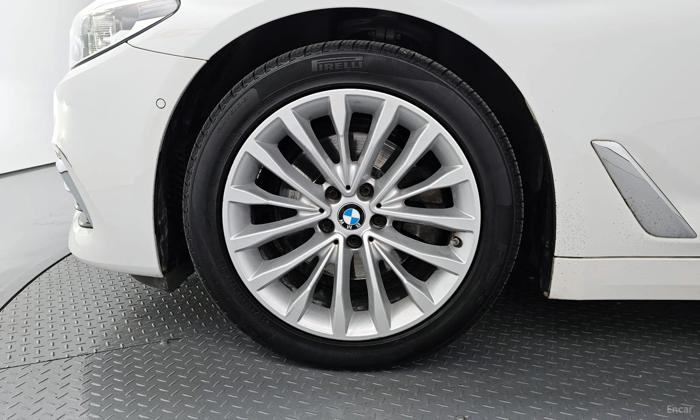 BMW 5 Series (G30) превью 5