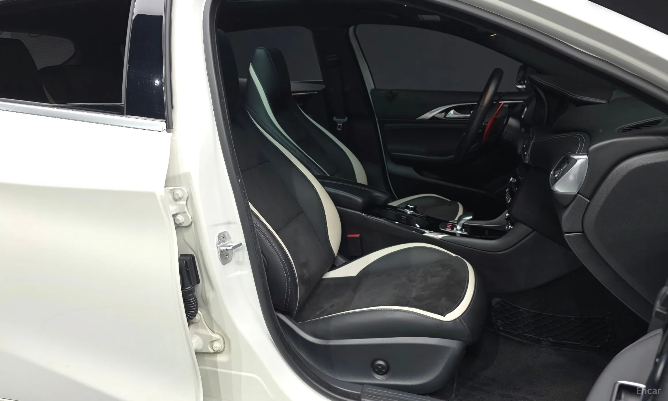 Infiniti Q30 превью 11