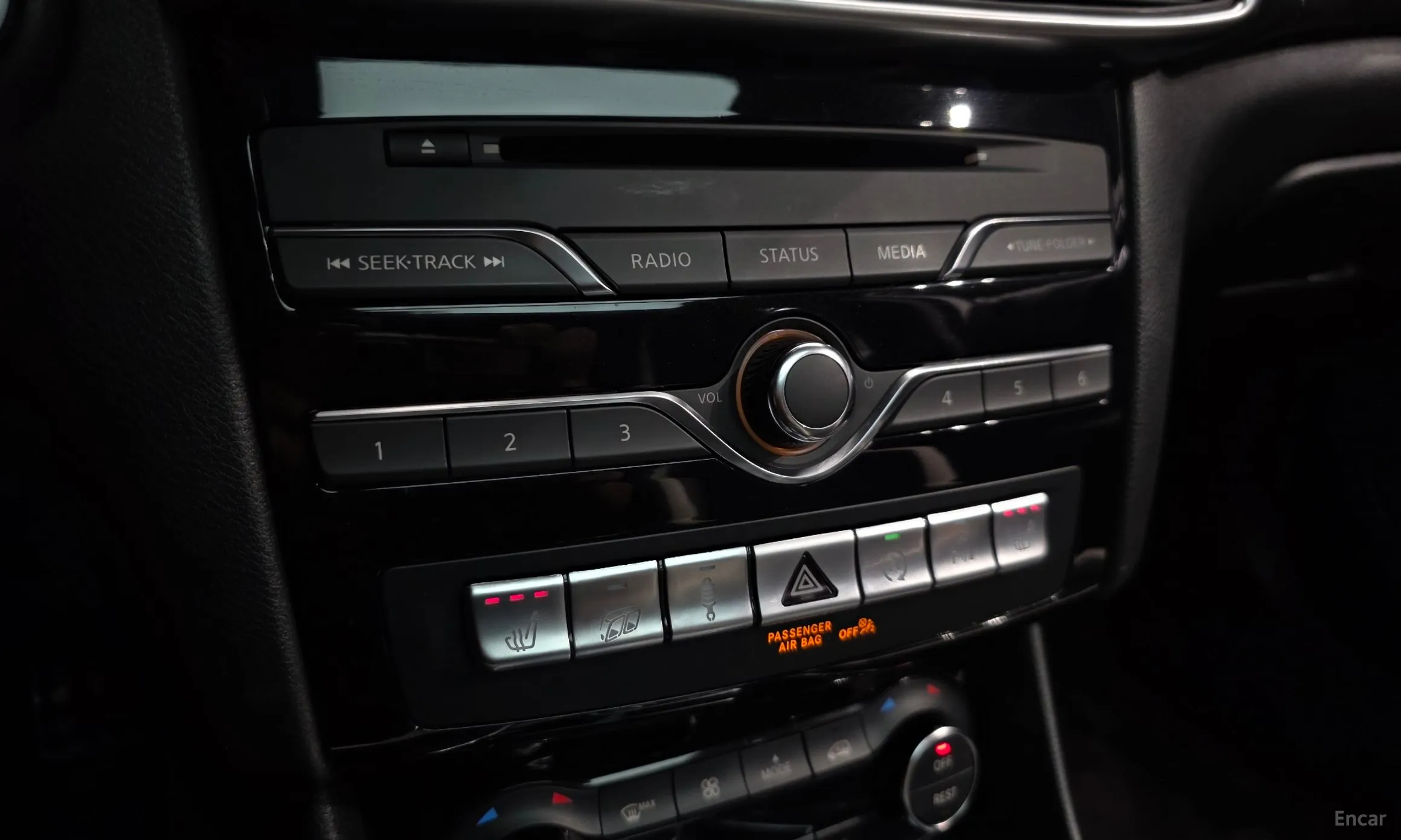 Infiniti Q30 превью 17