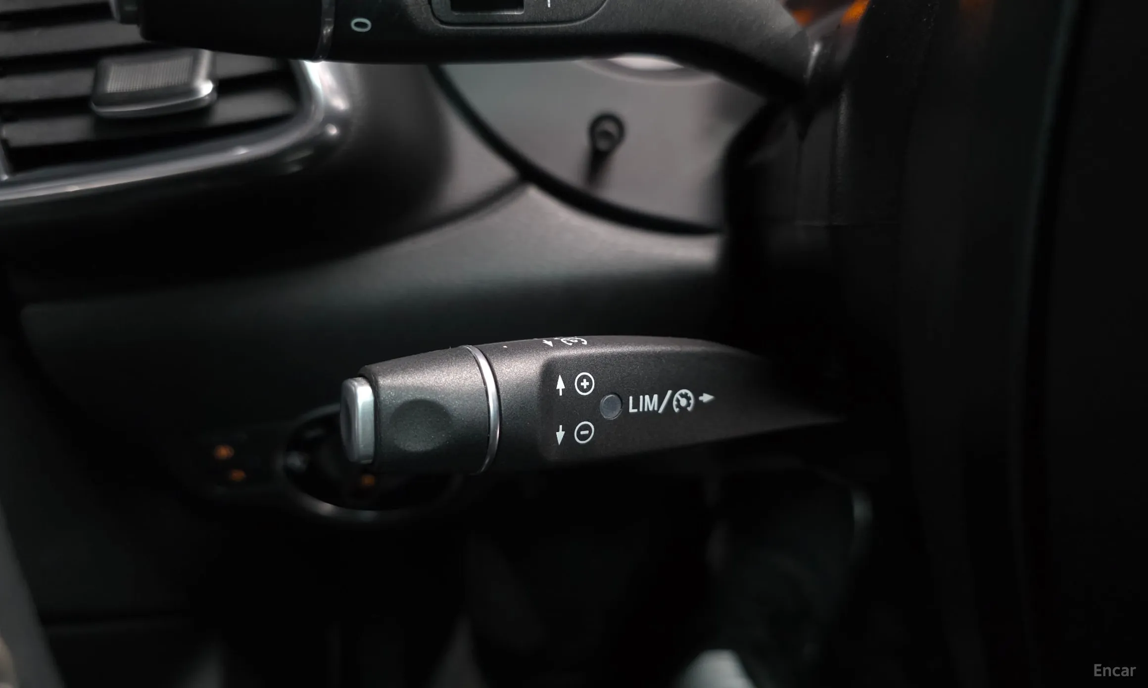 Infiniti Q30 превью 18