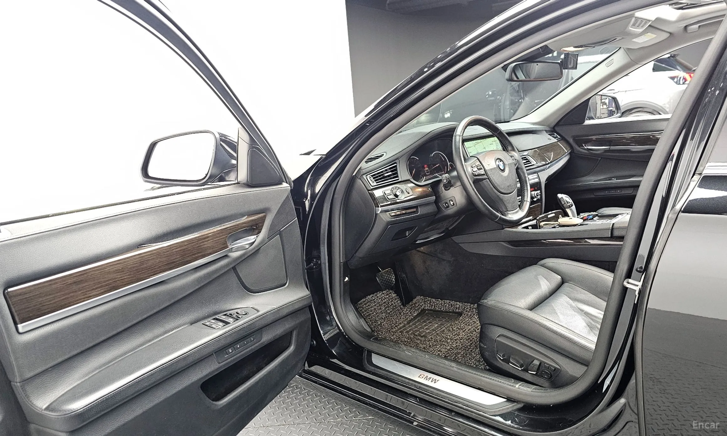 BMW 7 Series (F01) превью 10