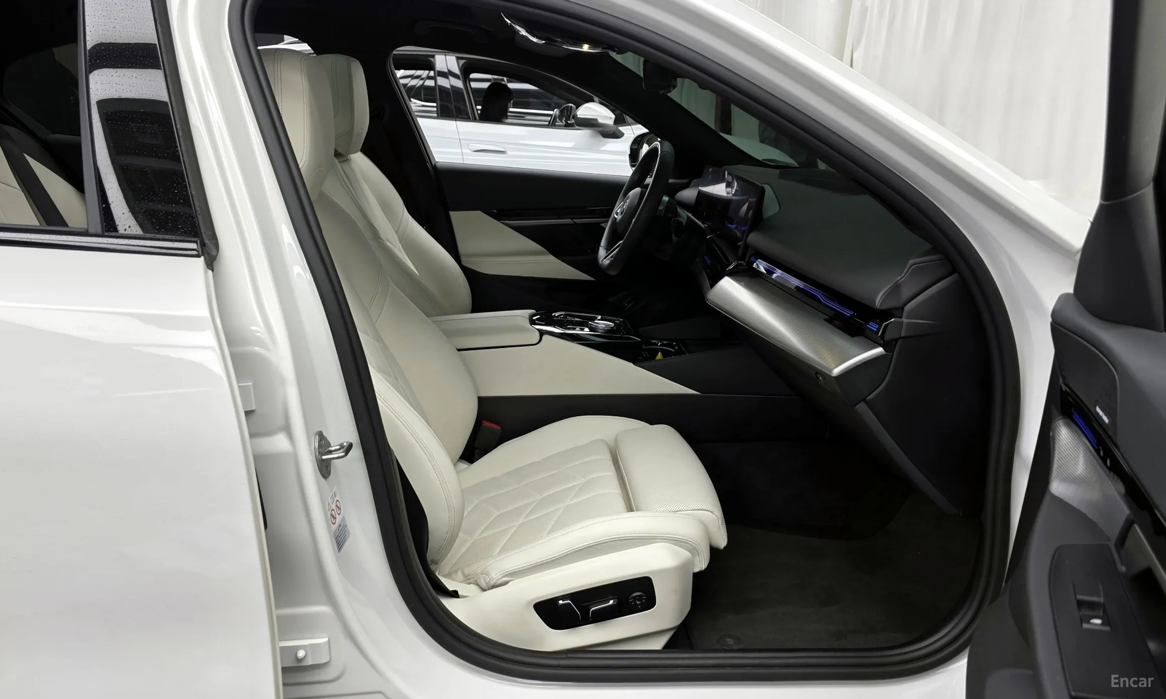 BMW 5 Series (G60) превью 11
