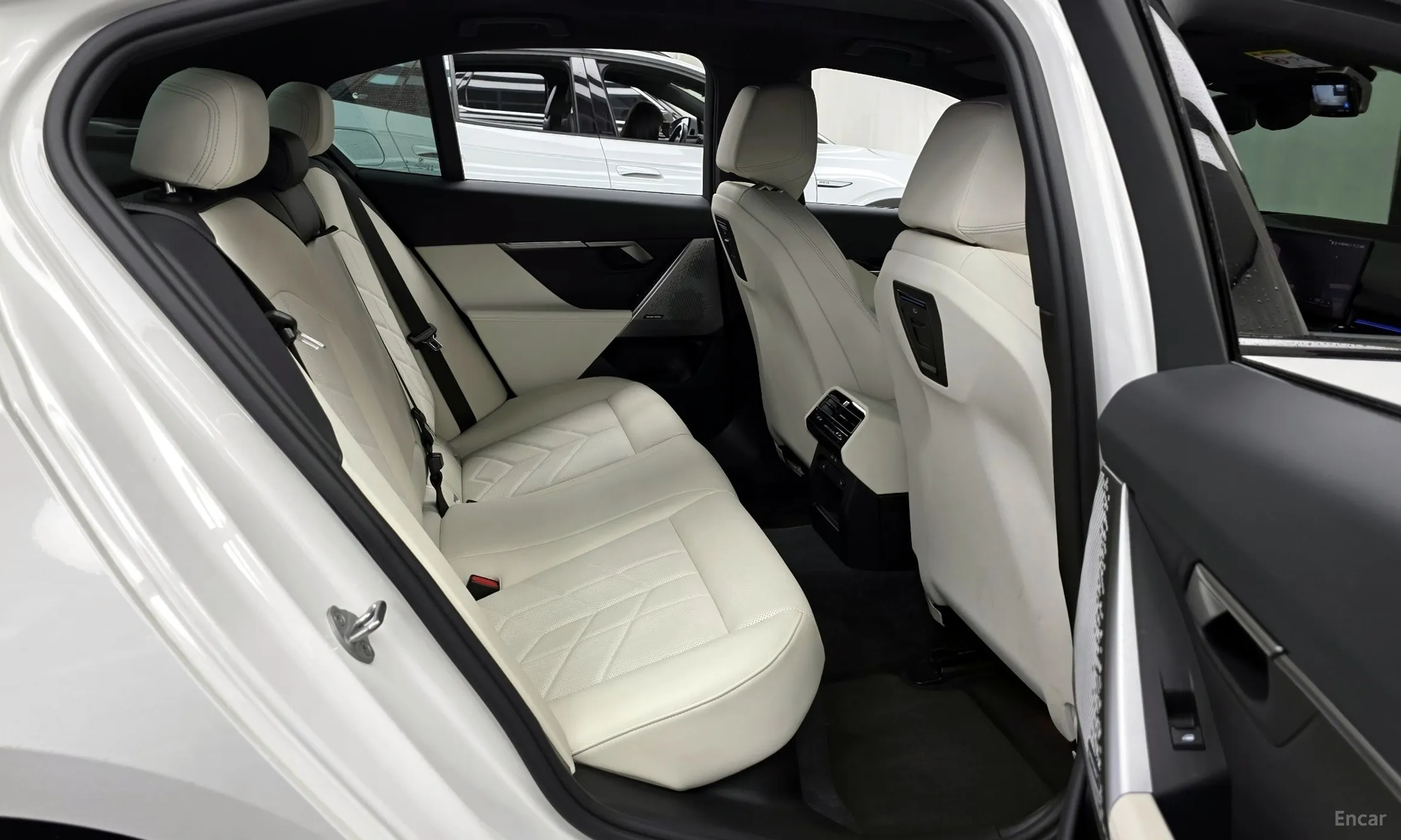 BMW 5 Series (G60) превью 12