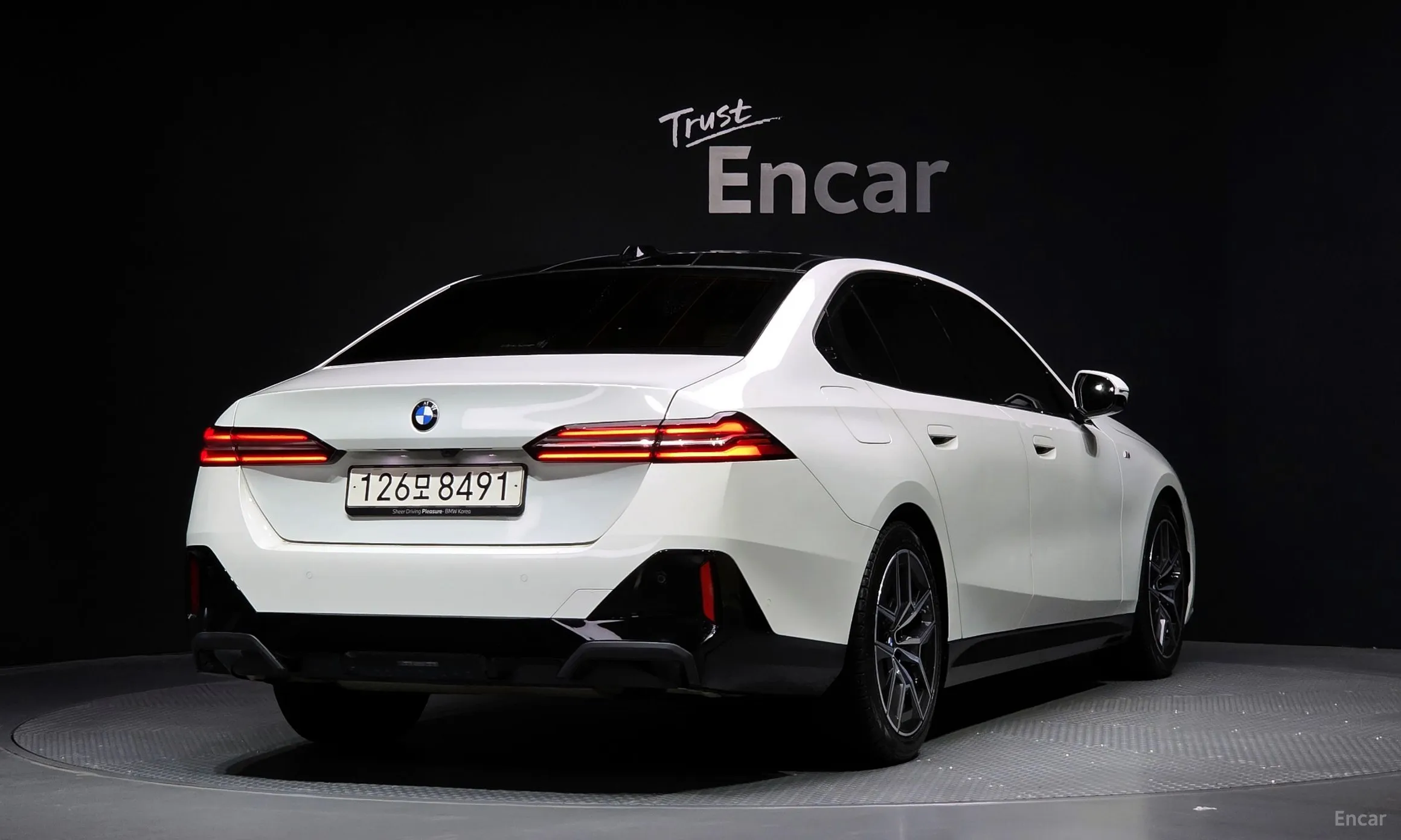 BMW 5 Series (G60) превью 2