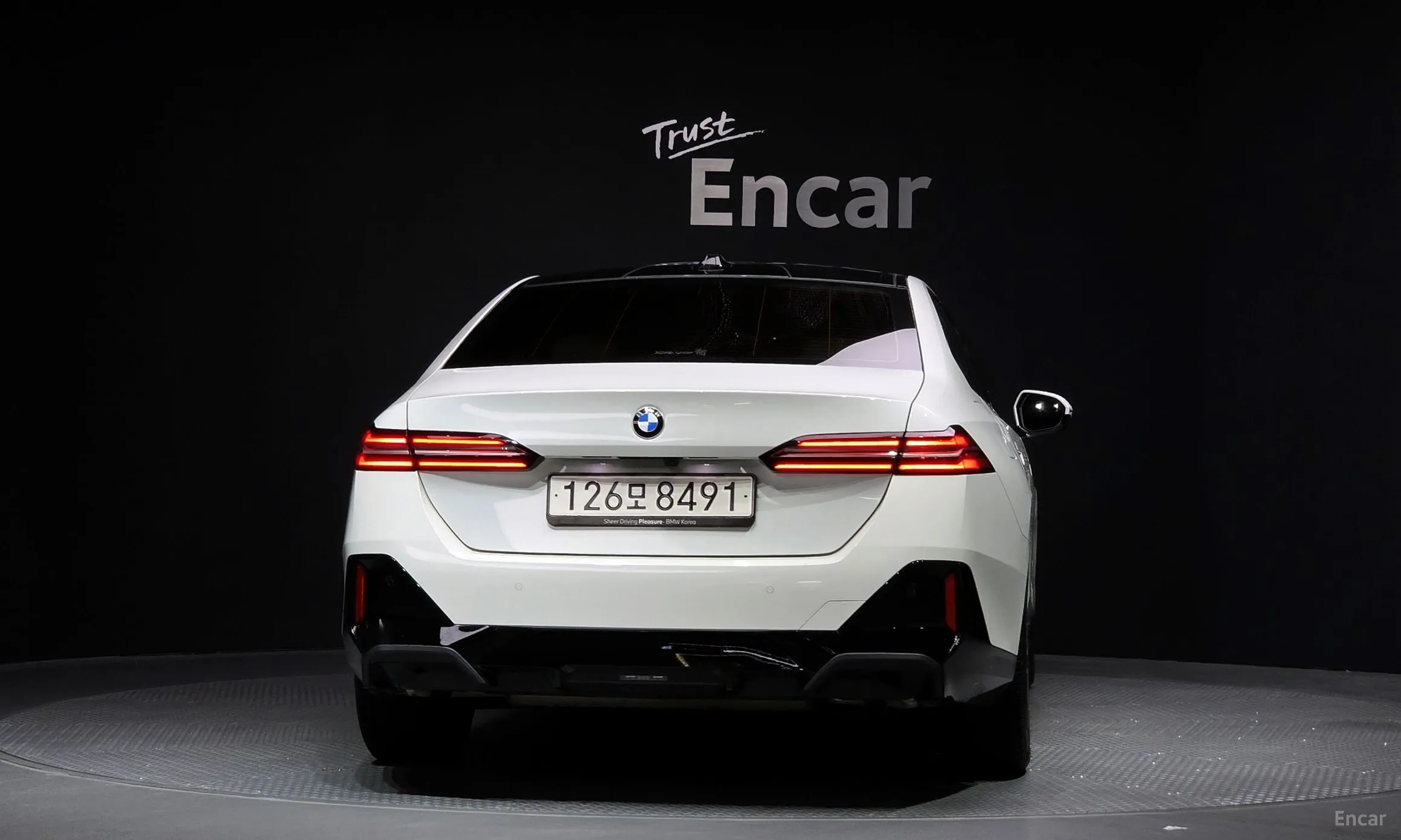BMW 5 Series (G60) превью 4