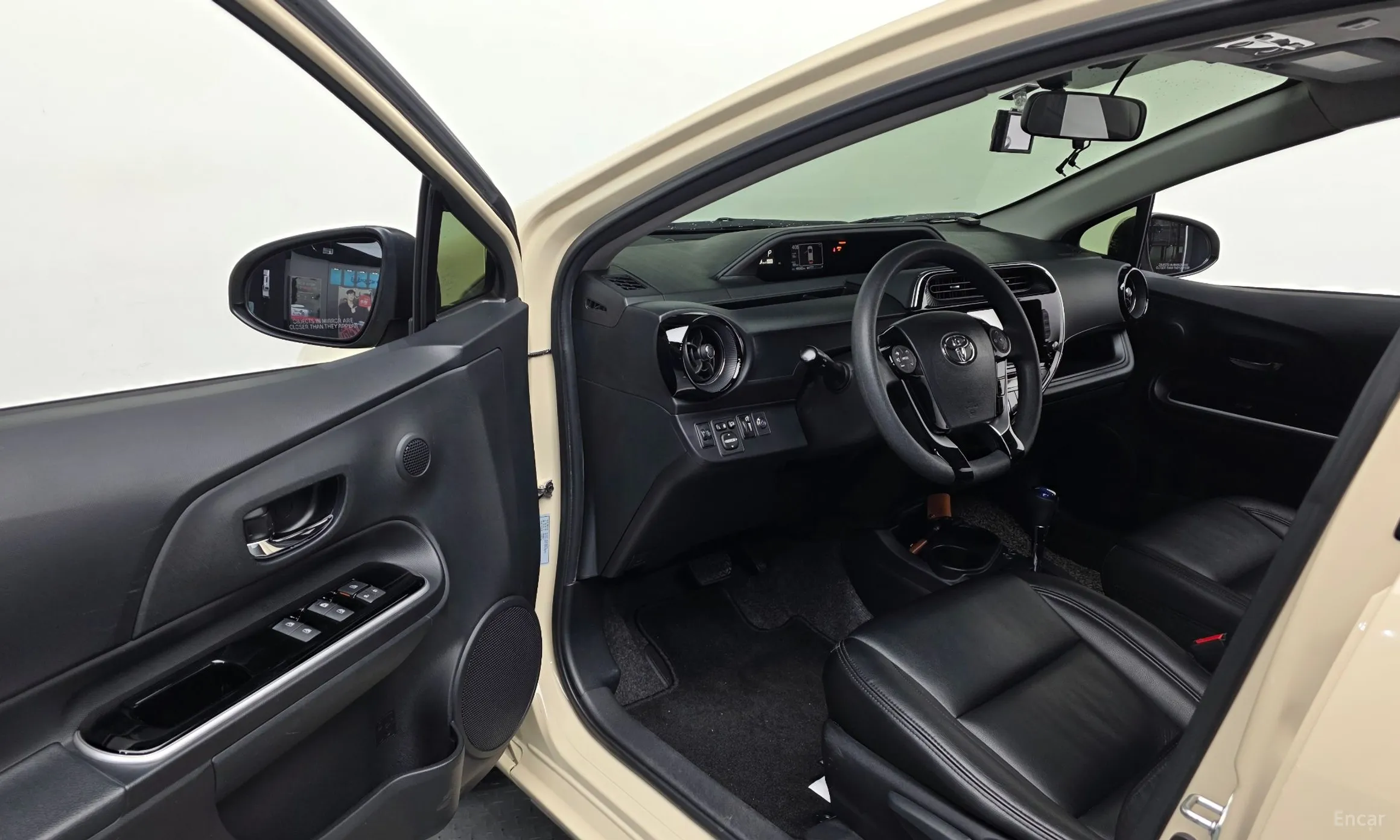 Toyota Prius C превью 10