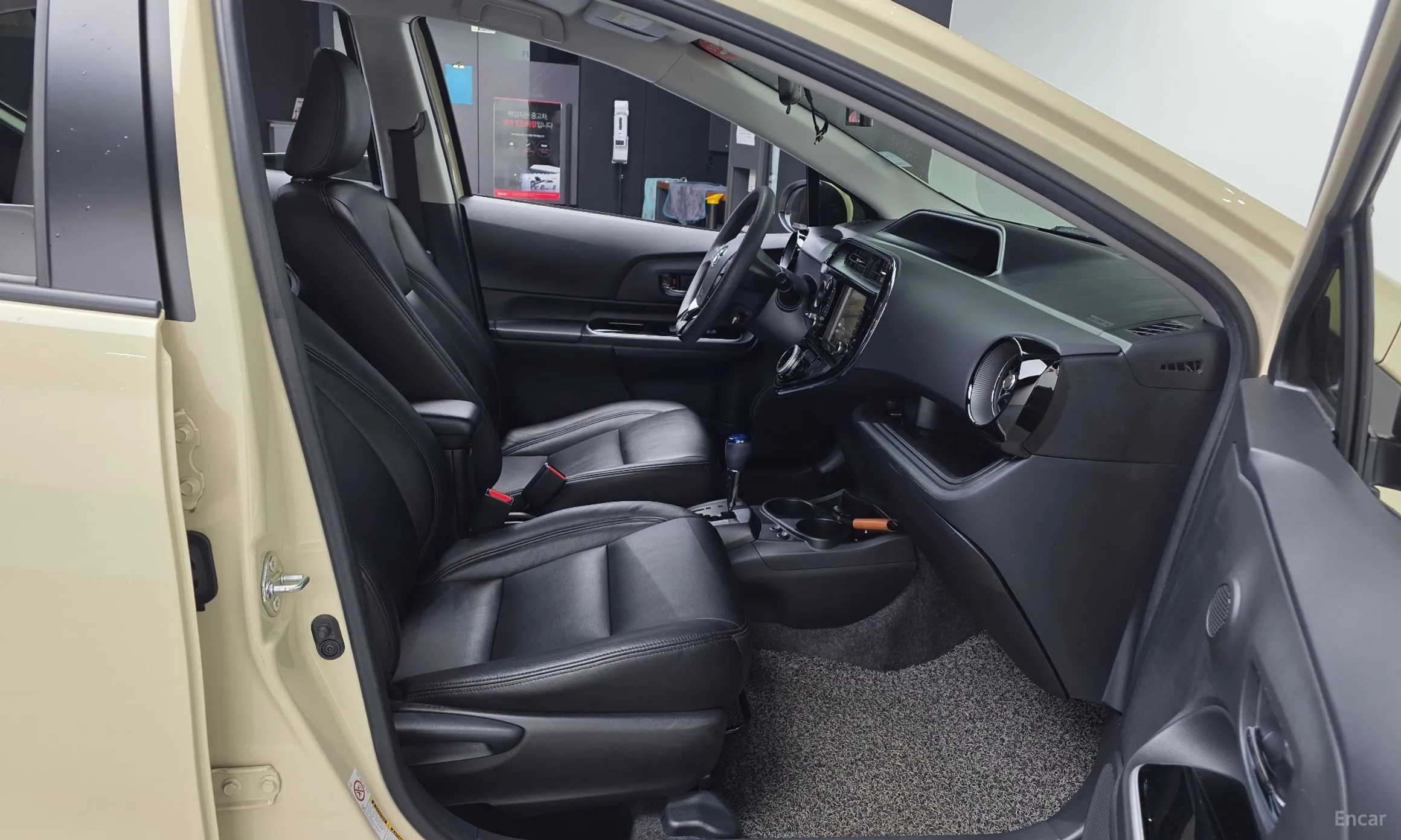 Toyota Prius C превью 11