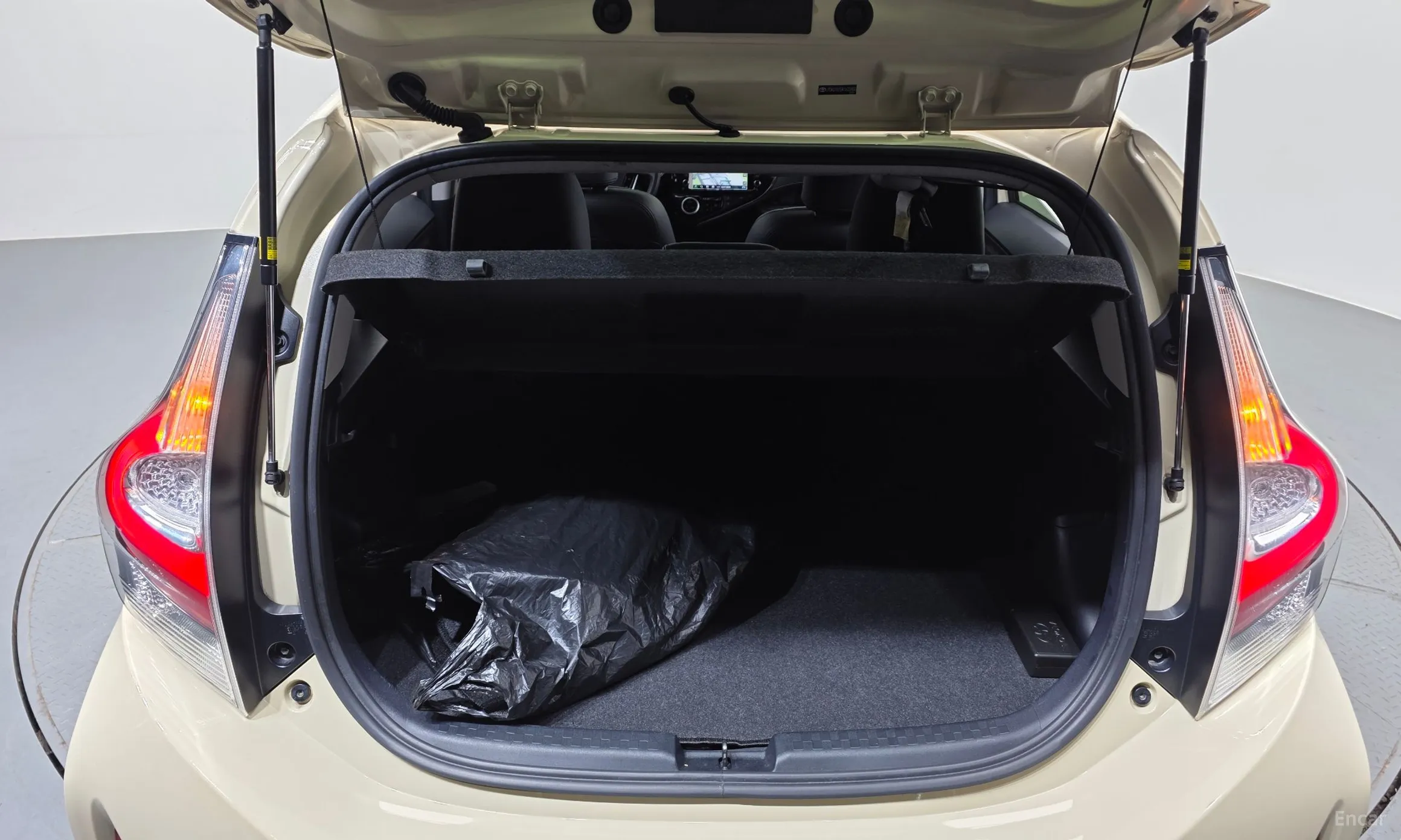 Toyota Prius C превью 20