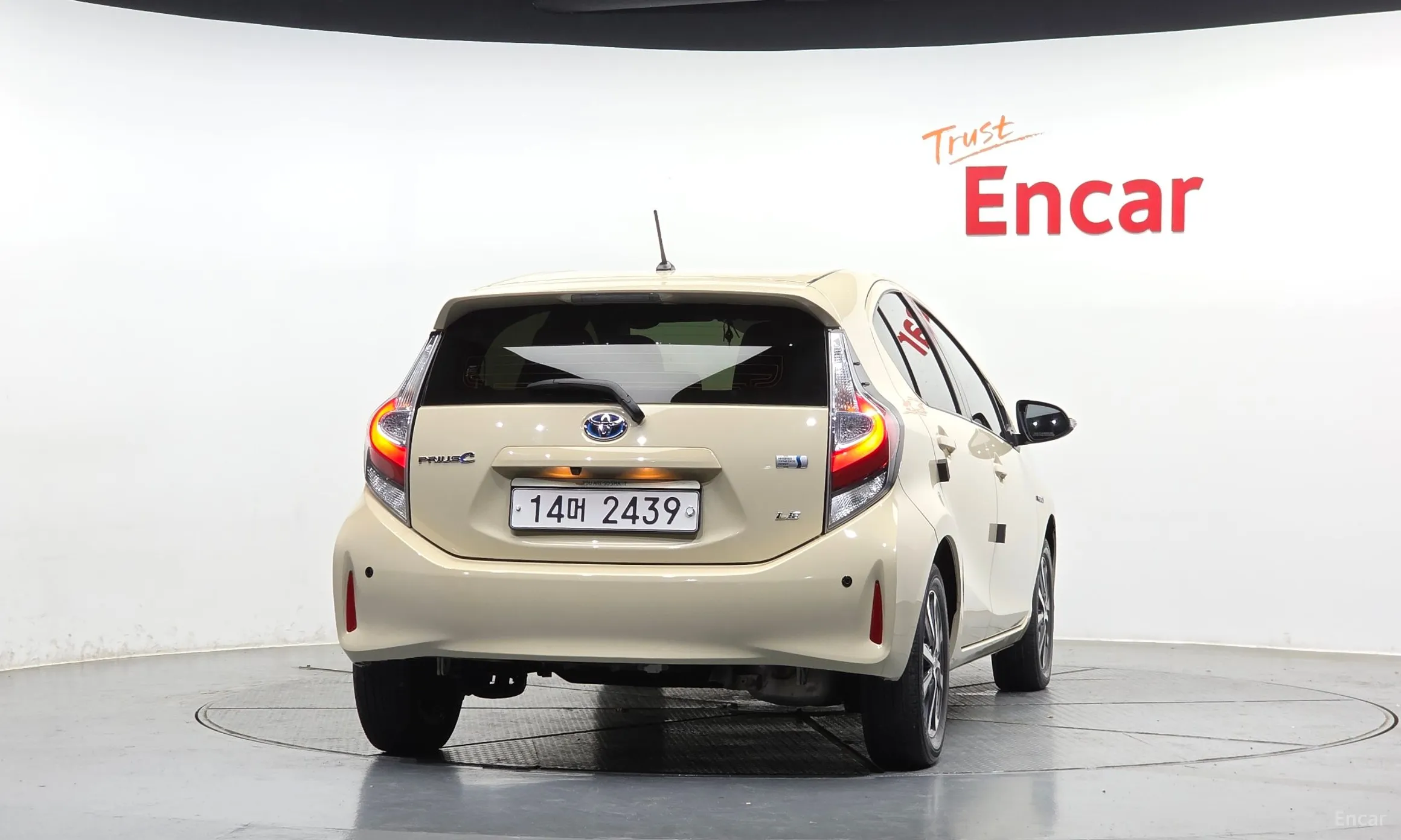 Toyota Prius C превью 4