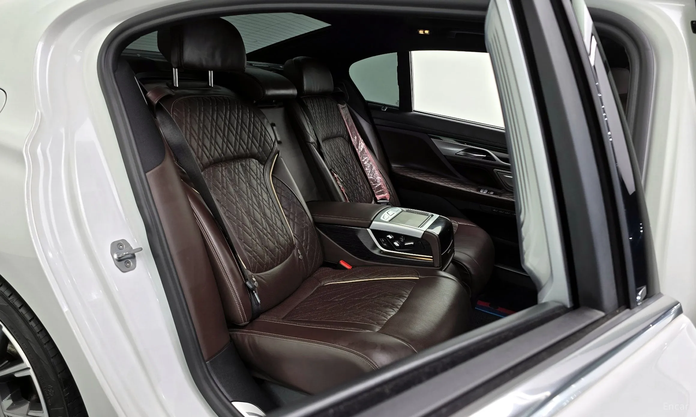 BMW 7 Series (G11) превью 11