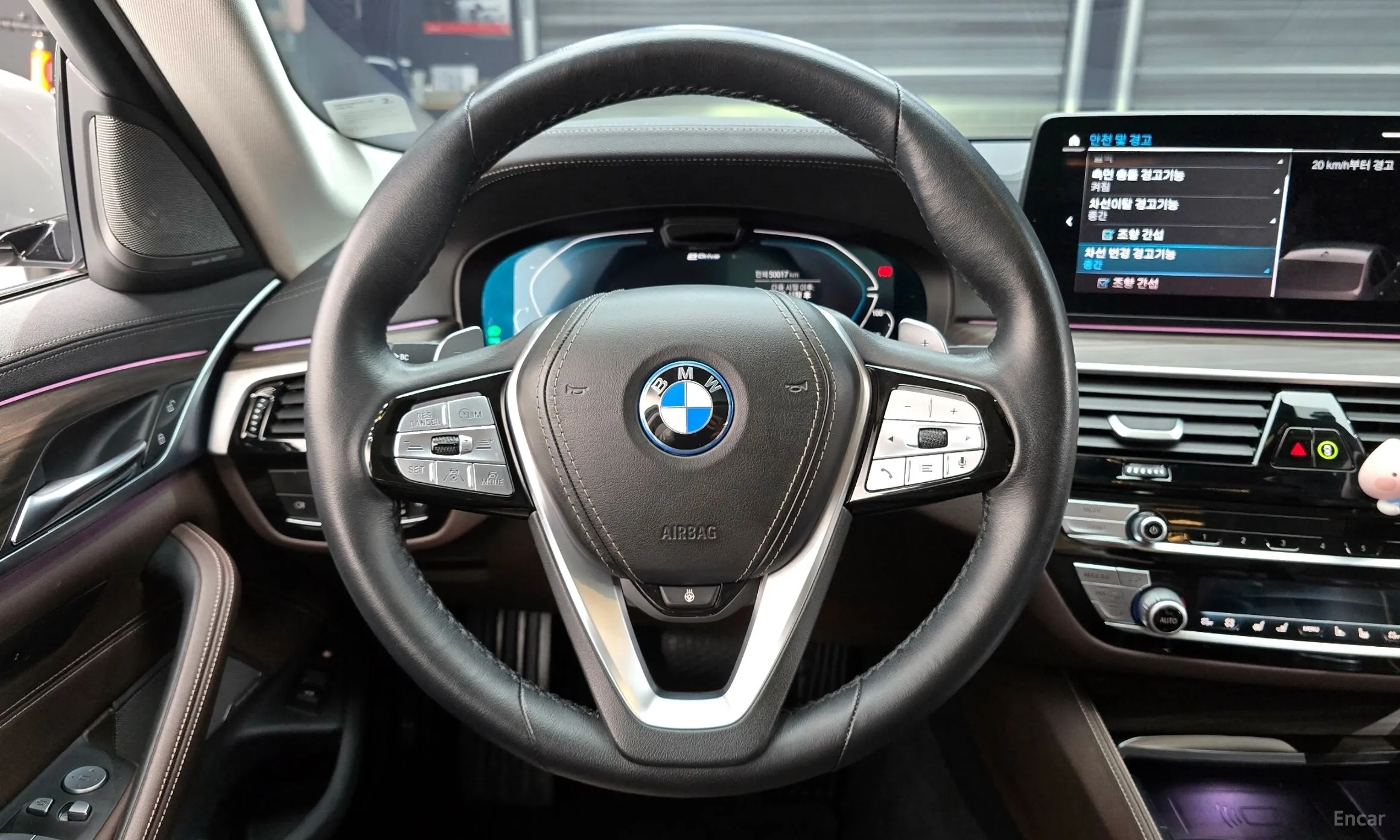 BMW 5 Series (G30) превью 12