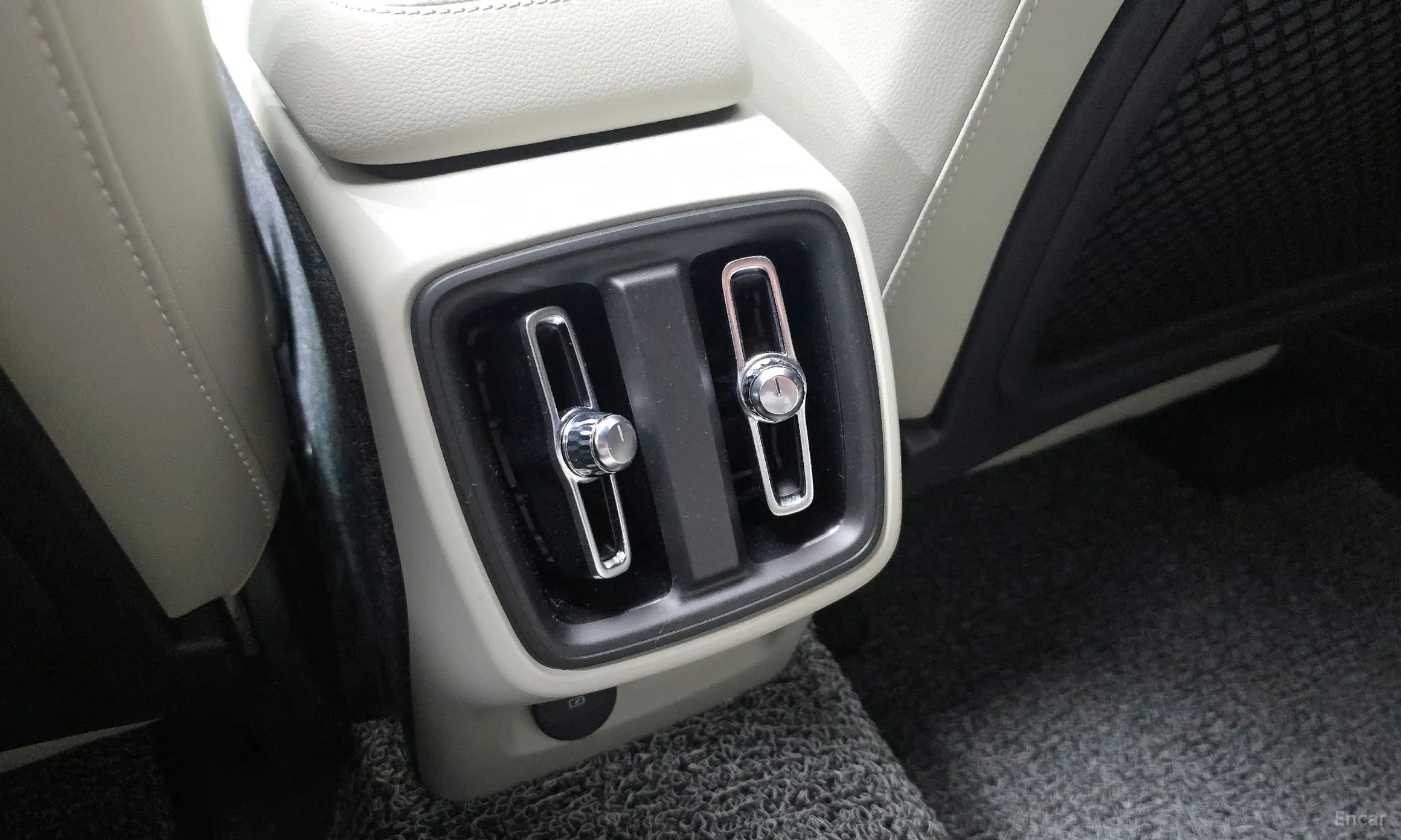 Volvo XC40 превью 17