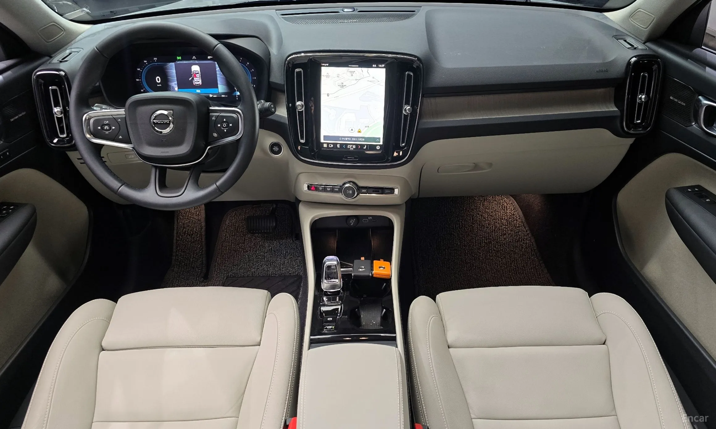 Volvo XC40 превью 7