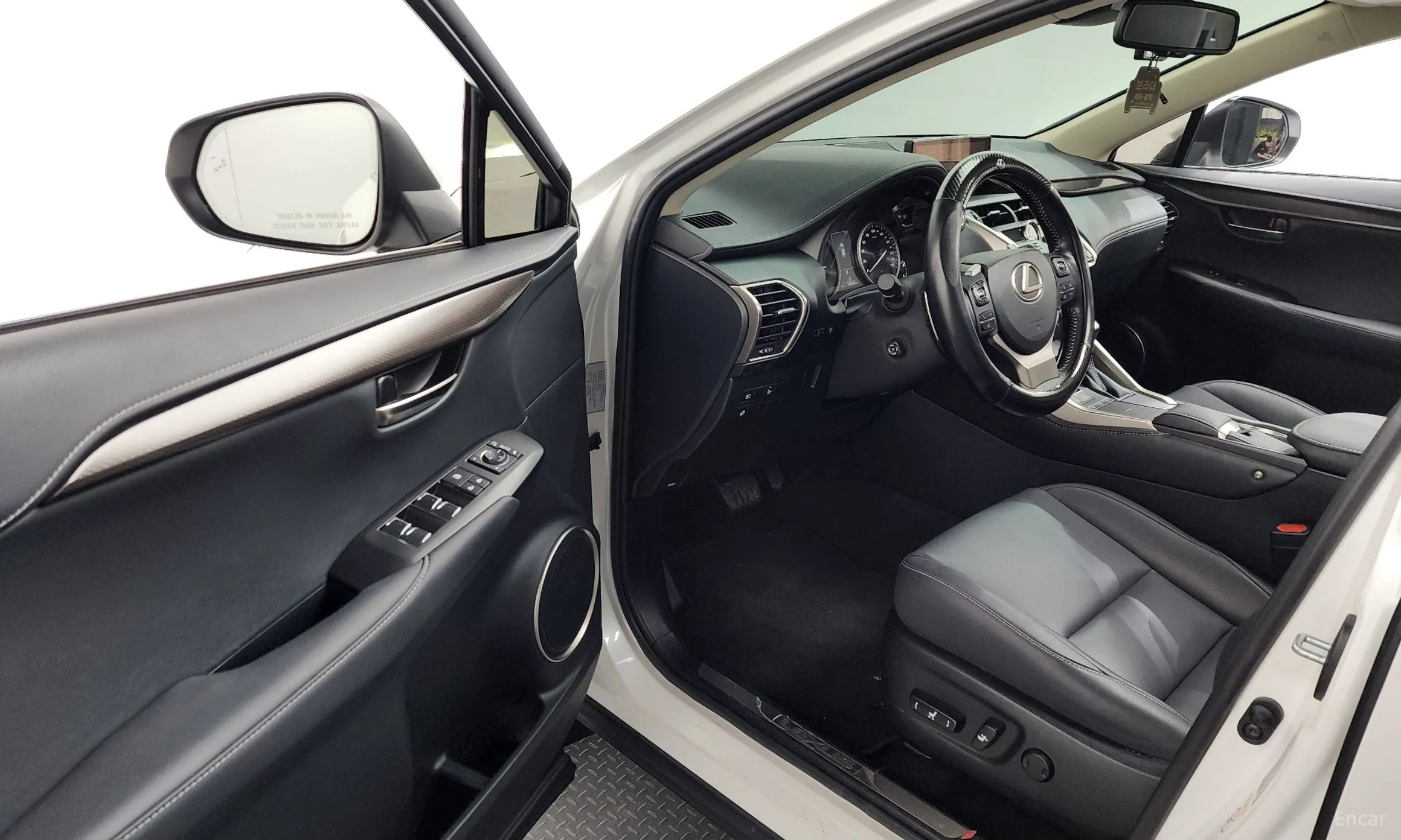Lexus NX300h превью 10