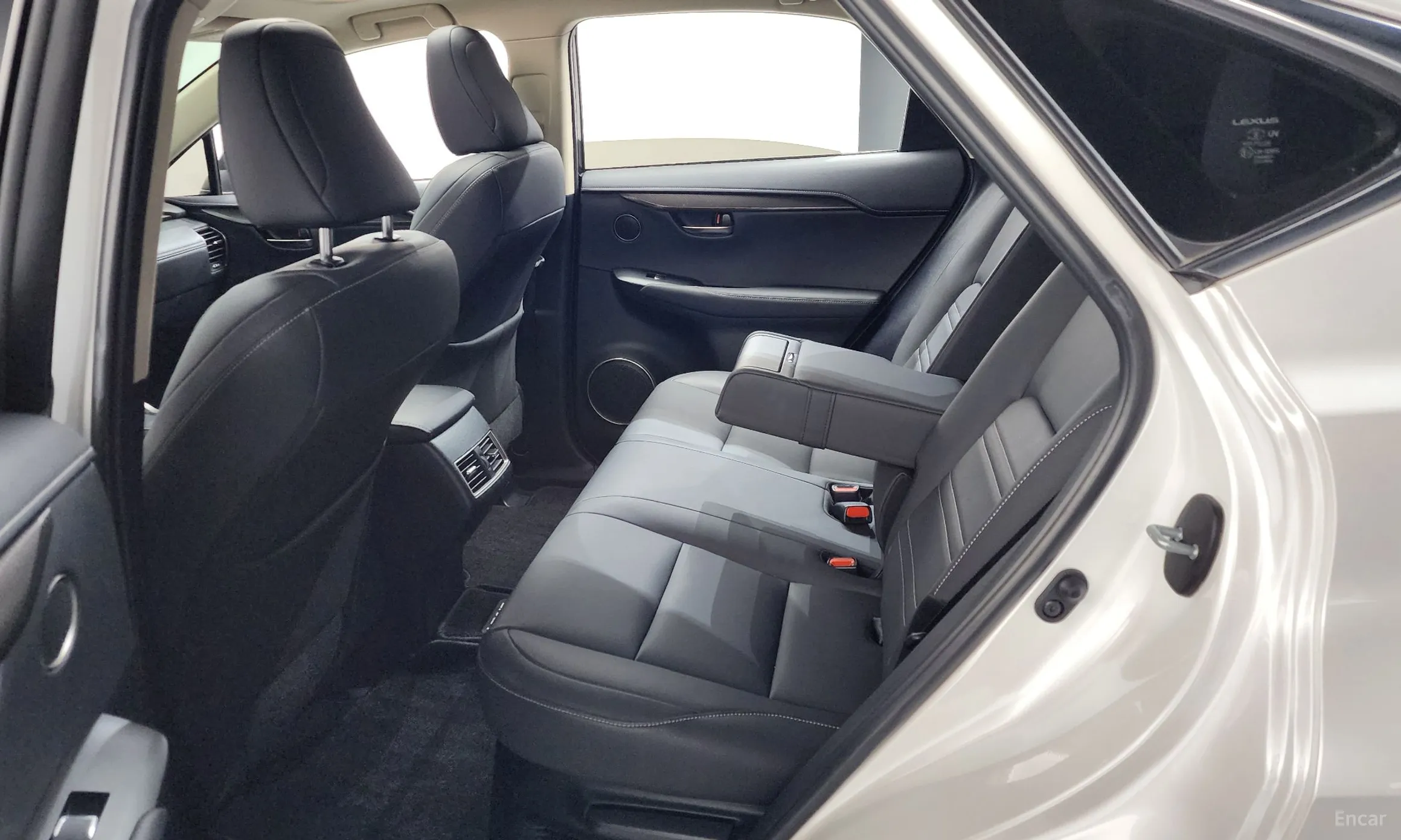 Lexus NX300h превью 17