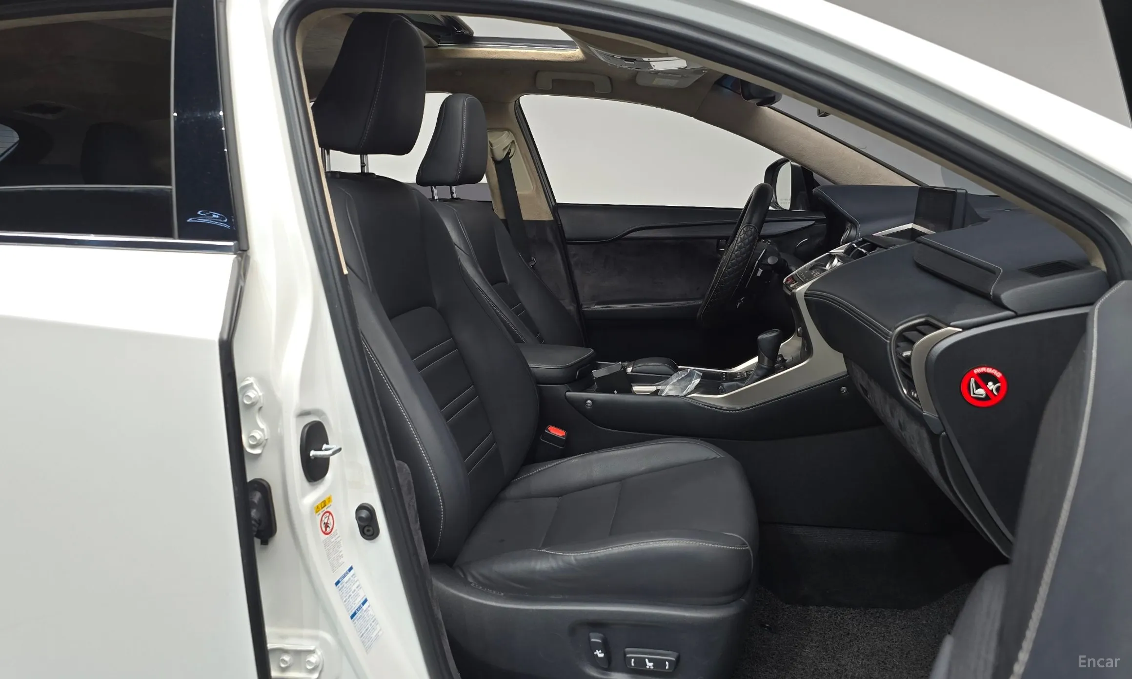 Lexus NX300 превью 11