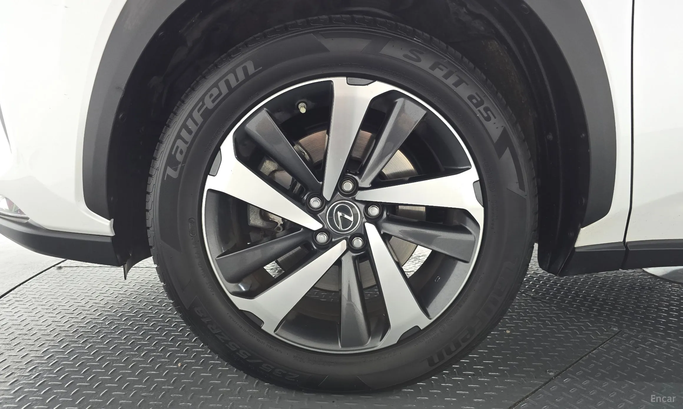 Lexus NX300 превью 5