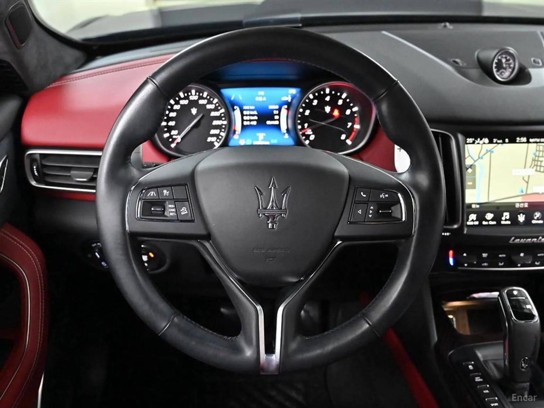 Maserati Levante превью 13