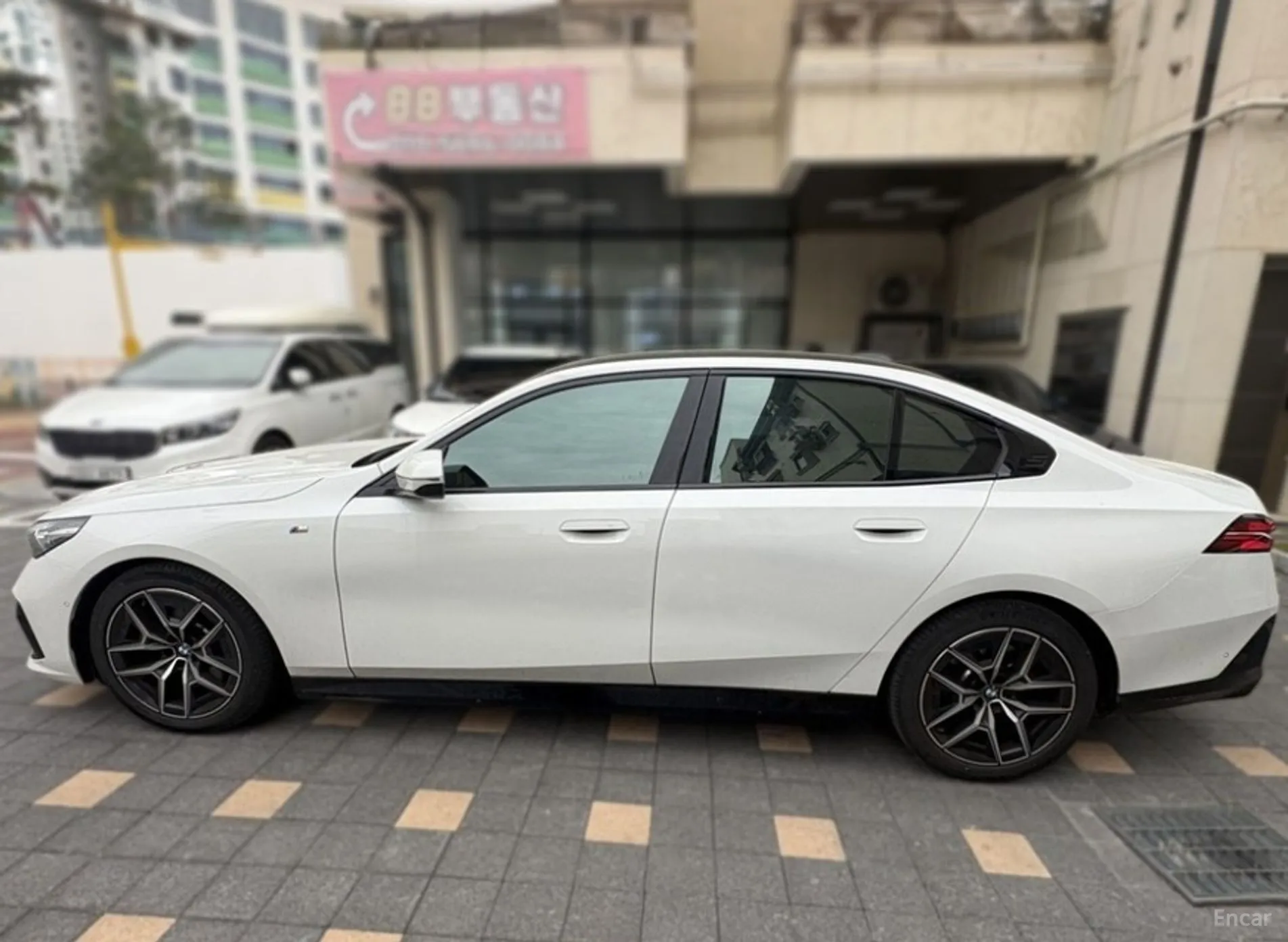 BMW 5 Series (G60) превью 3