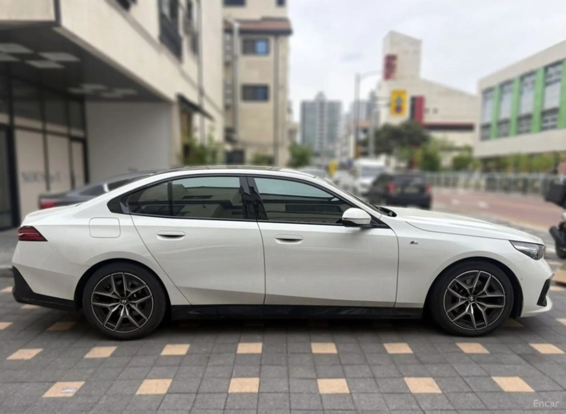 BMW 5 Series (G60) превью 4