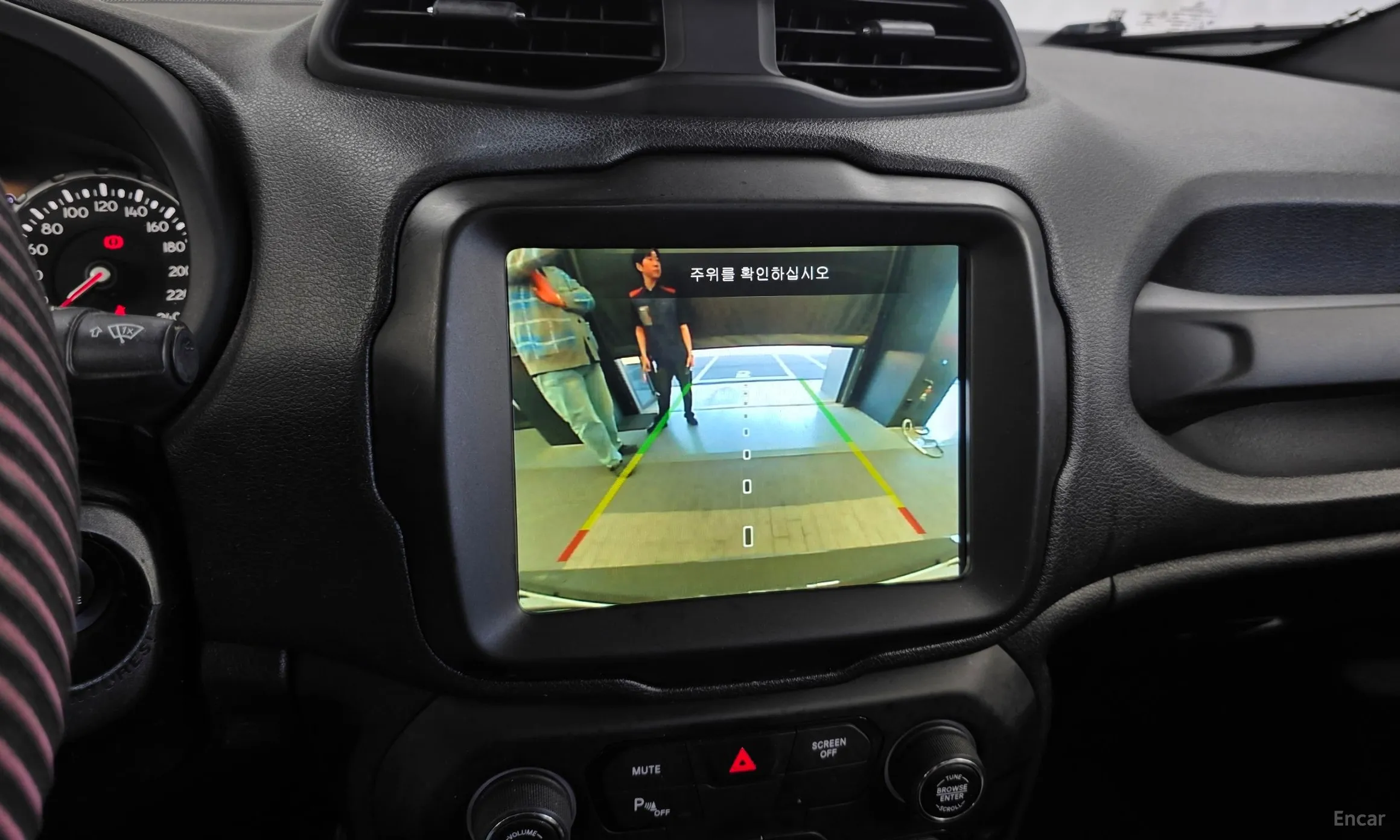 Jeep Renegade превью 15