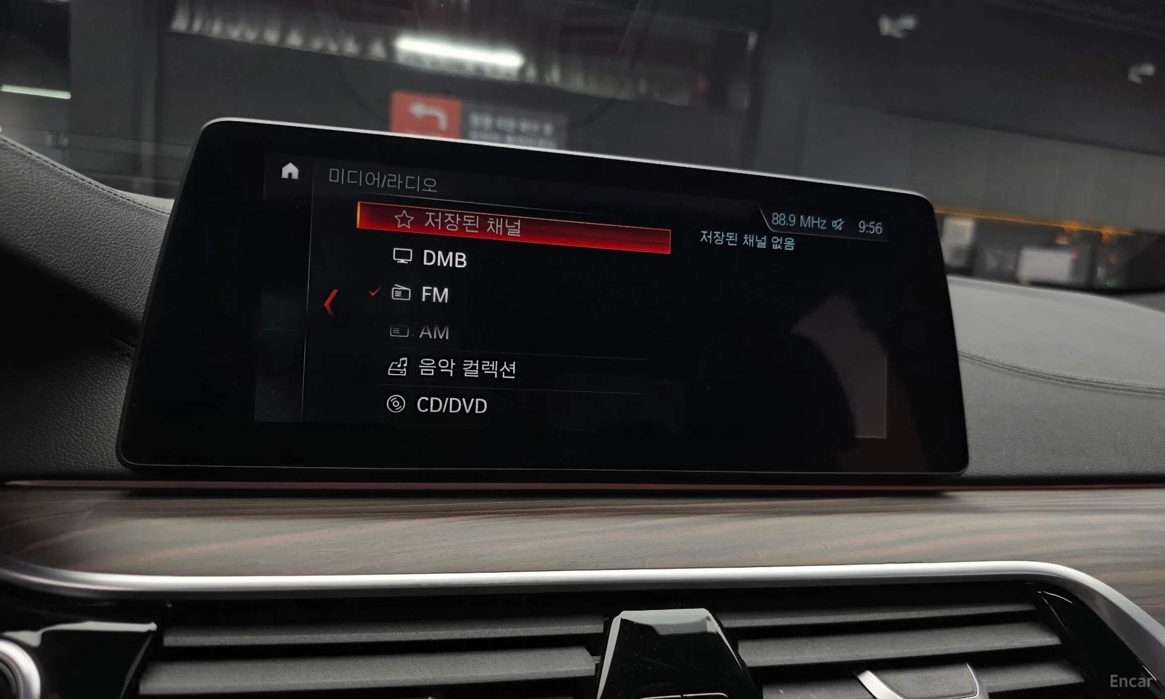 BMW 5 Series (G30) превью 15