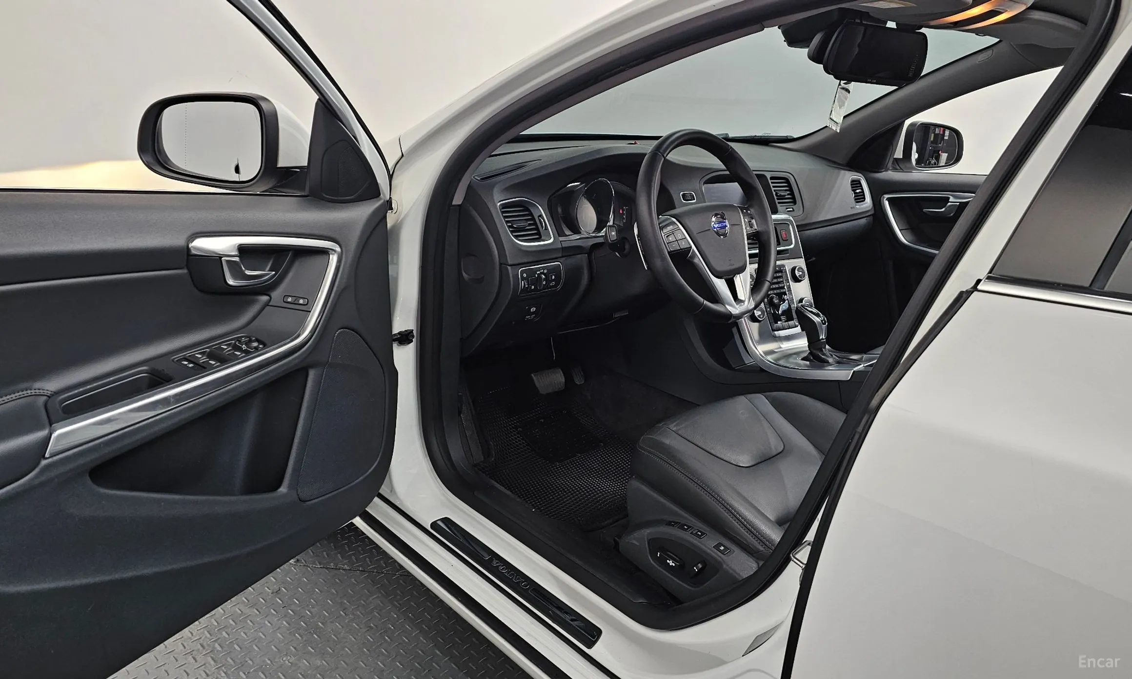 Volvo S60 превью 10
