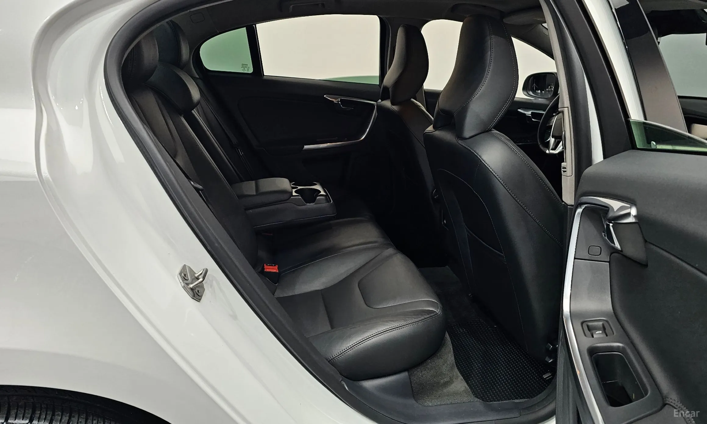 Volvo S60 превью 11