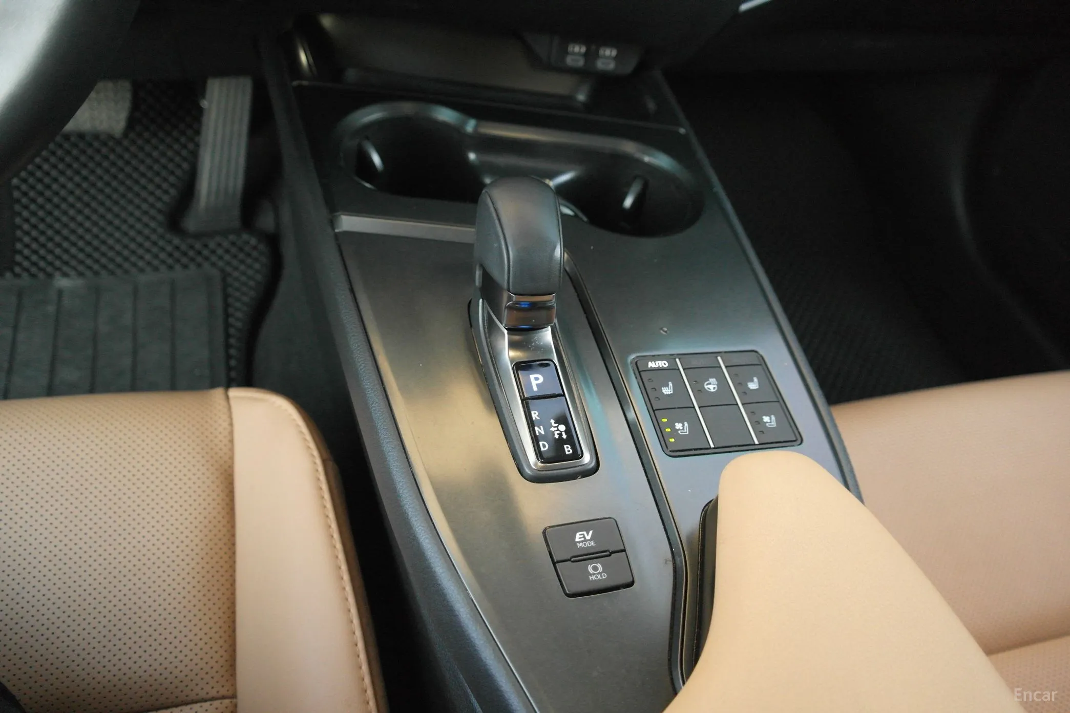 Lexus UX300h превью 10