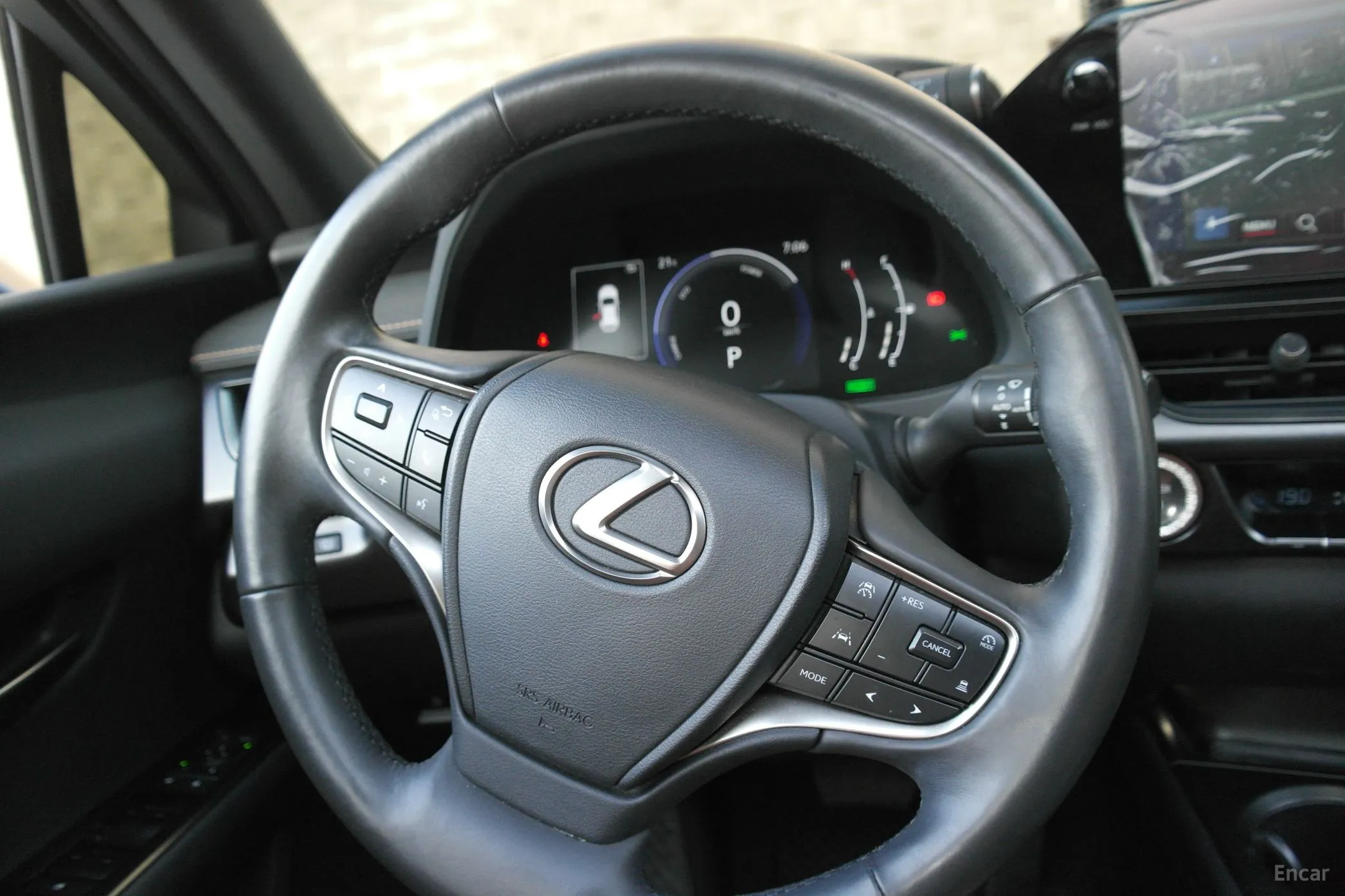 Lexus UX300h превью 15