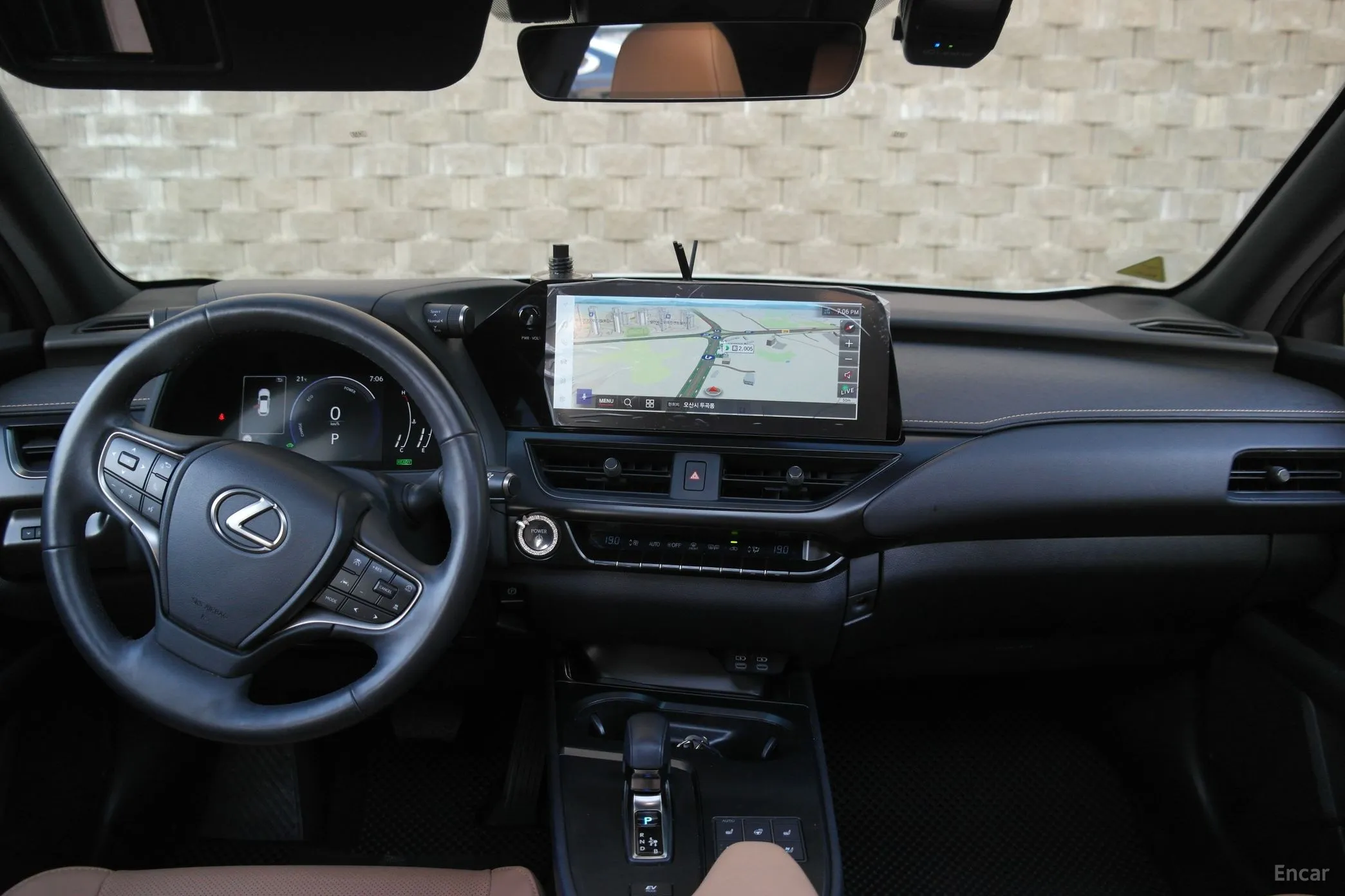 Lexus UX300h превью 6