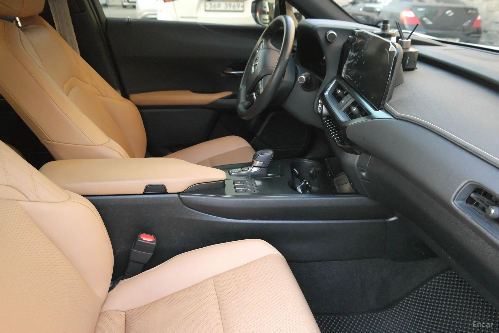 Lexus UX300h превью 7