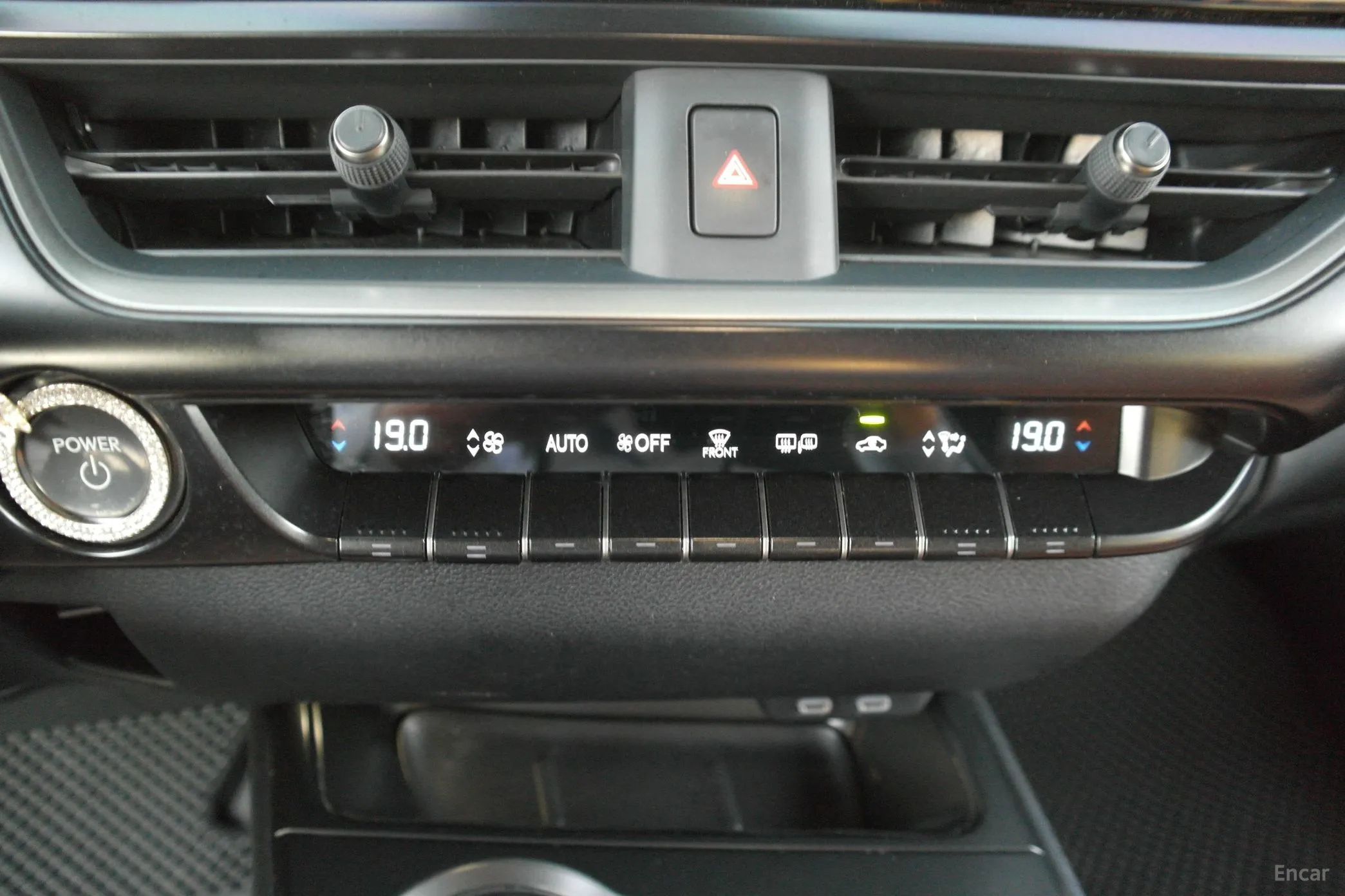 Lexus UX300h превью 9