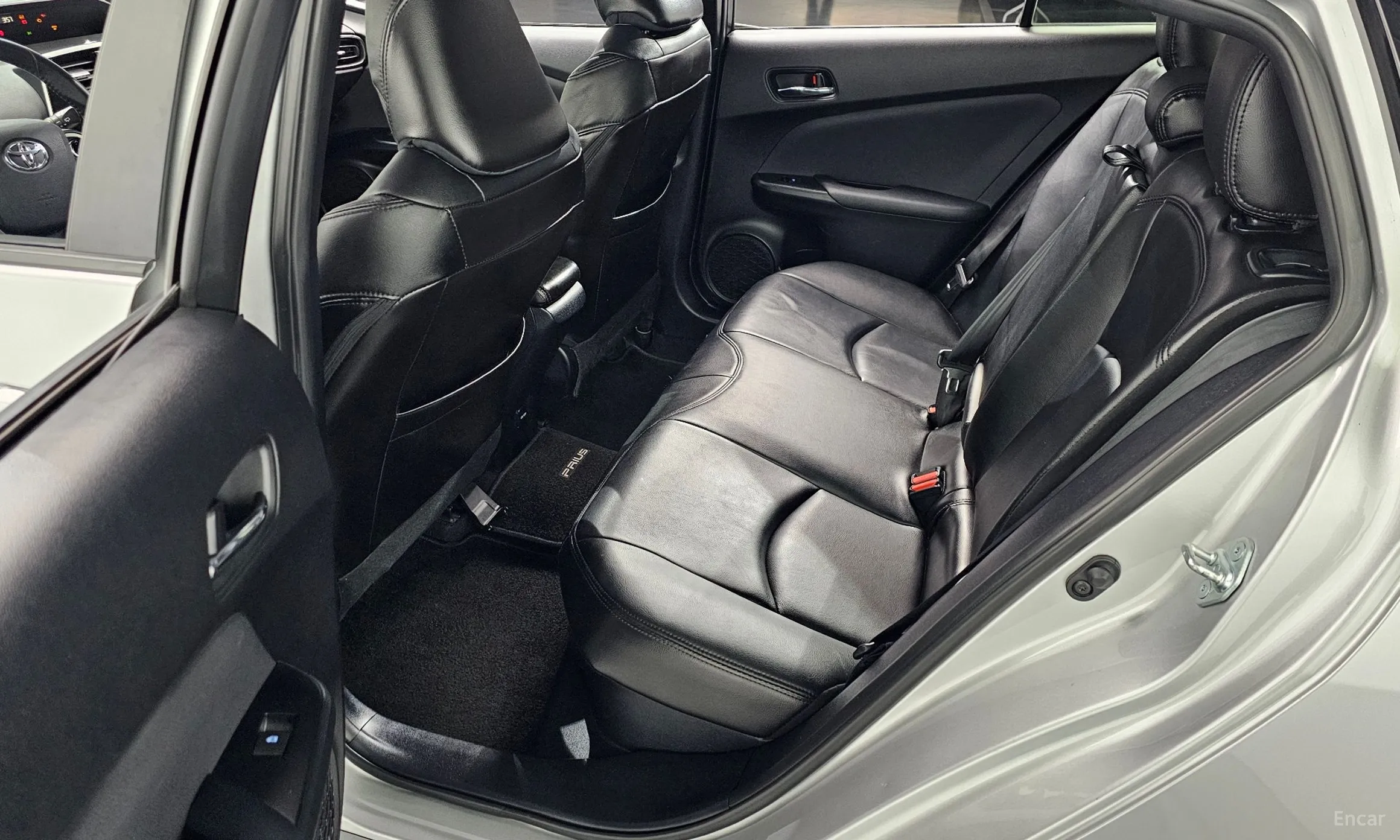 Toyota Prius 4th Generation превью 12