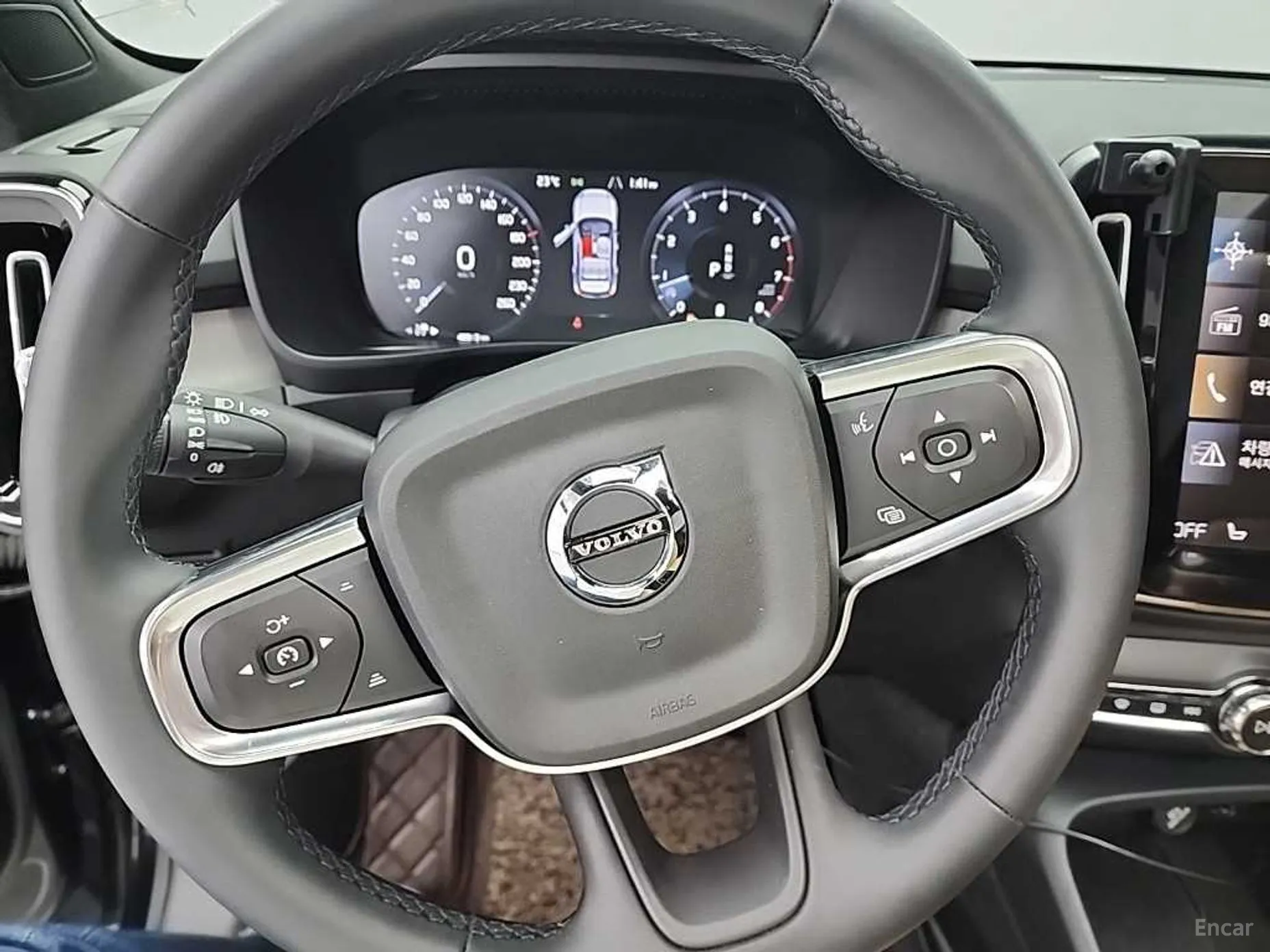 Volvo XC40 превью 9