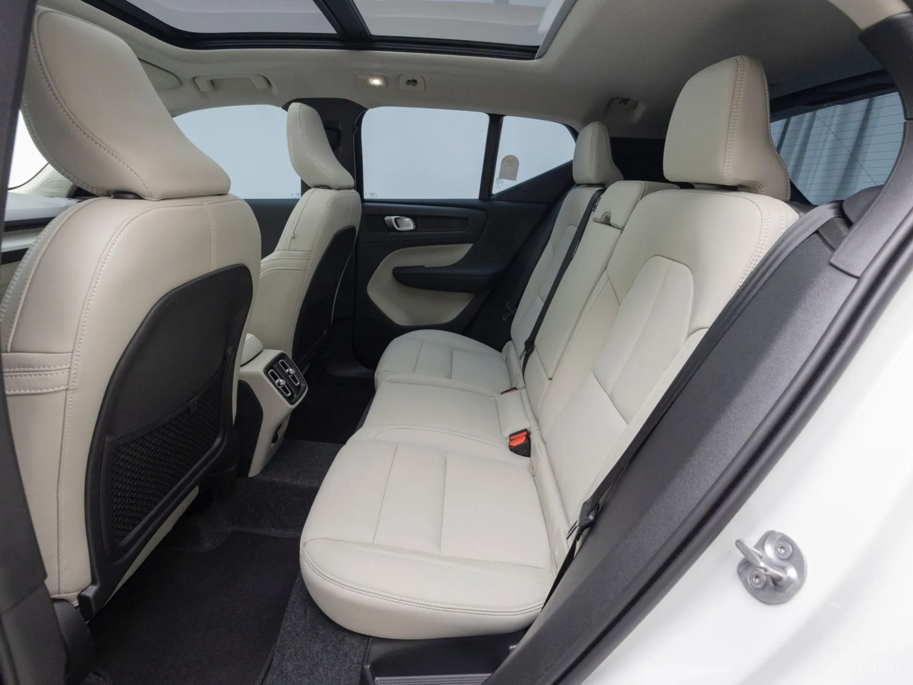 Volvo XC40 превью 11