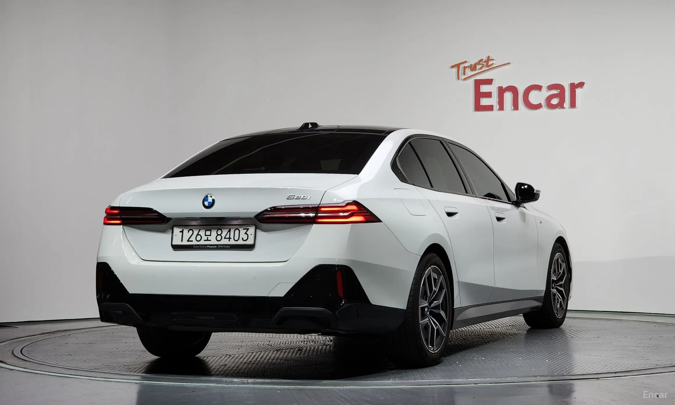 BMW 5 Series (G60) превью 2