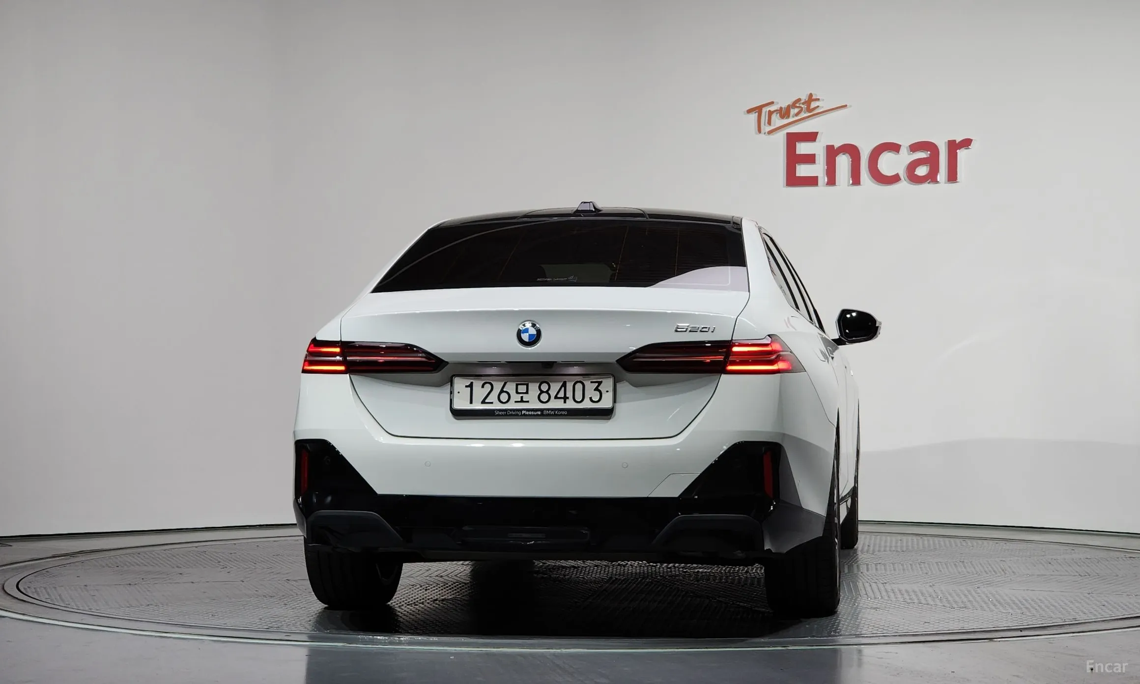BMW 5 Series (G60) превью 4