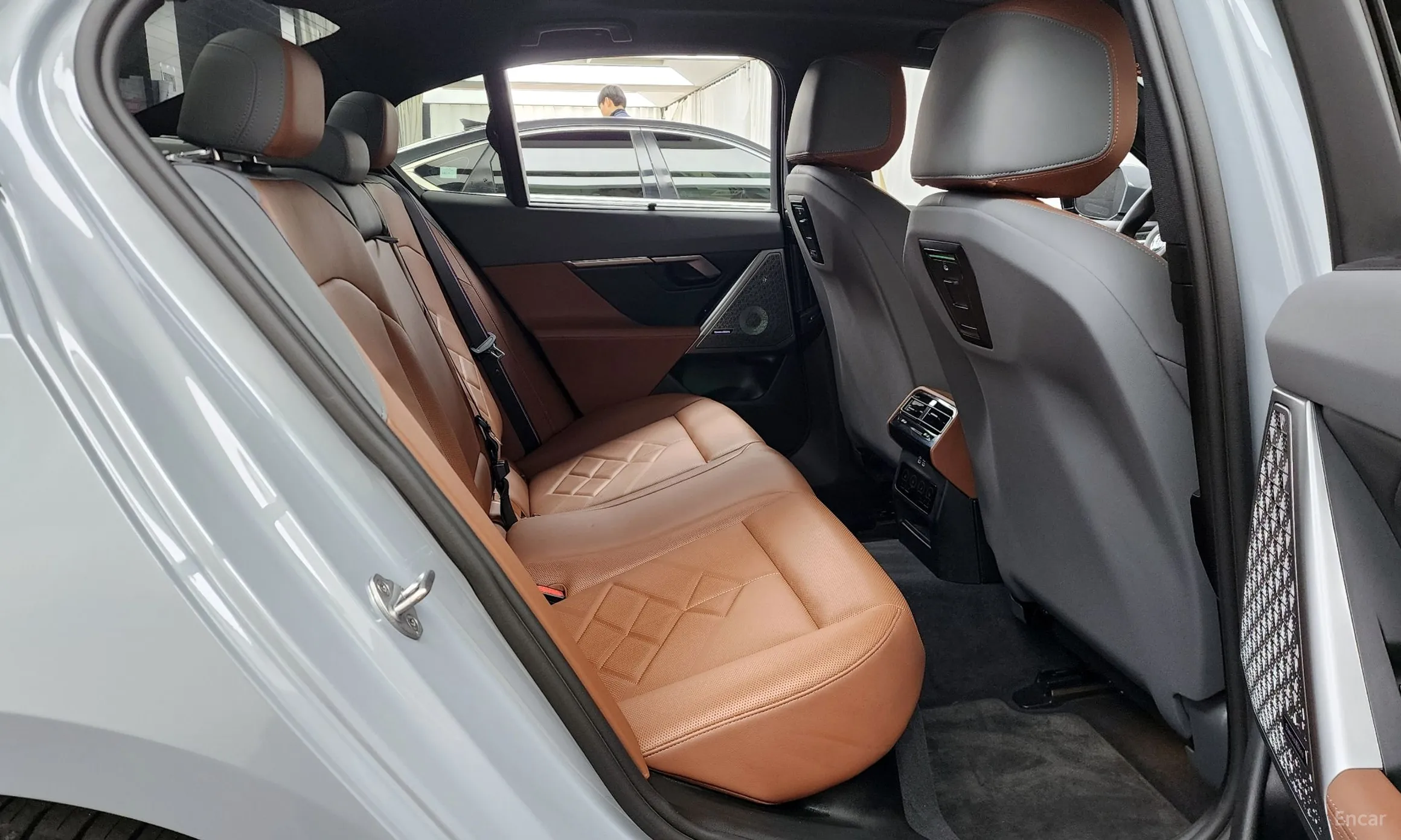 BMW 5 Series (G60) превью 12