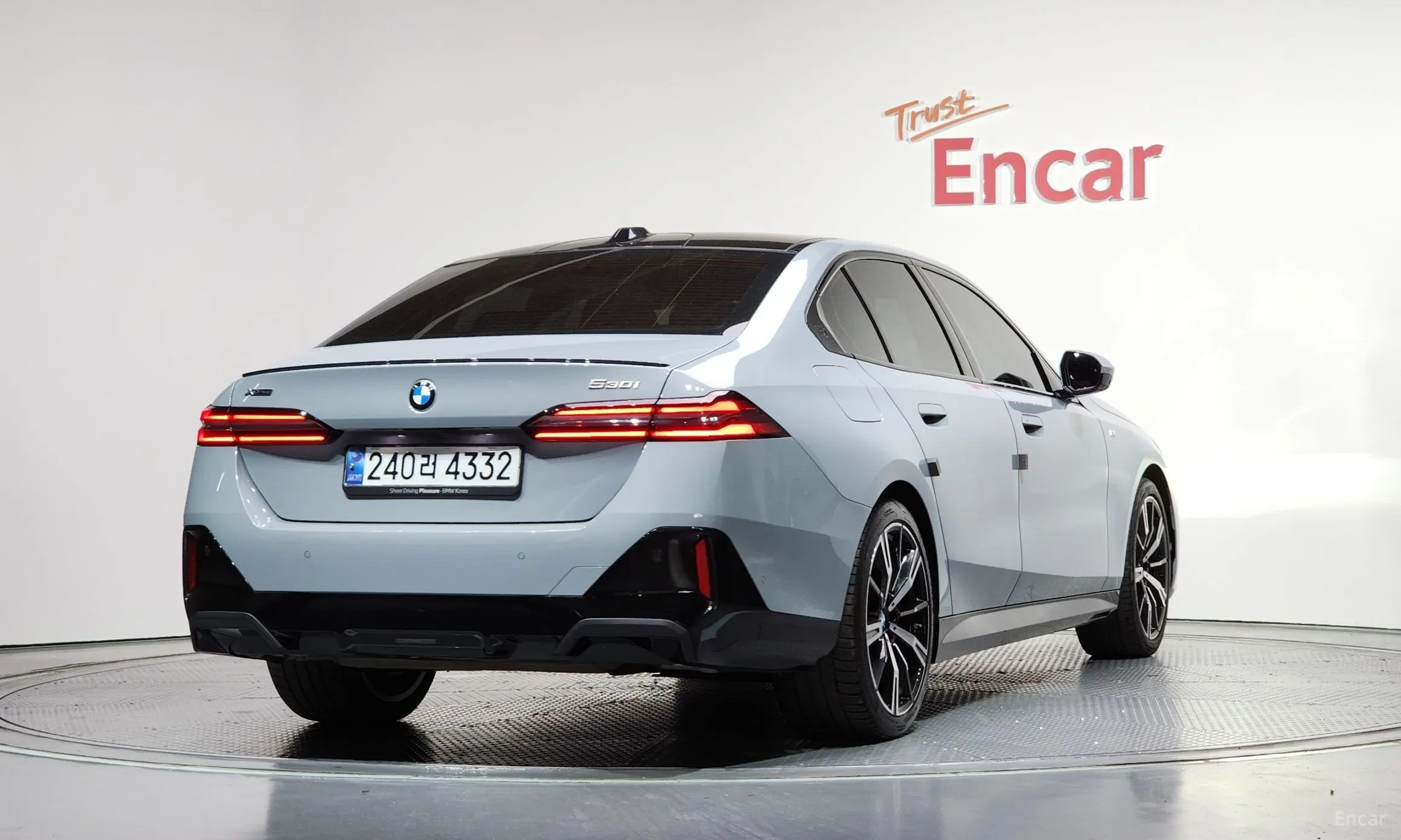 BMW 5 Series (G60) превью 2