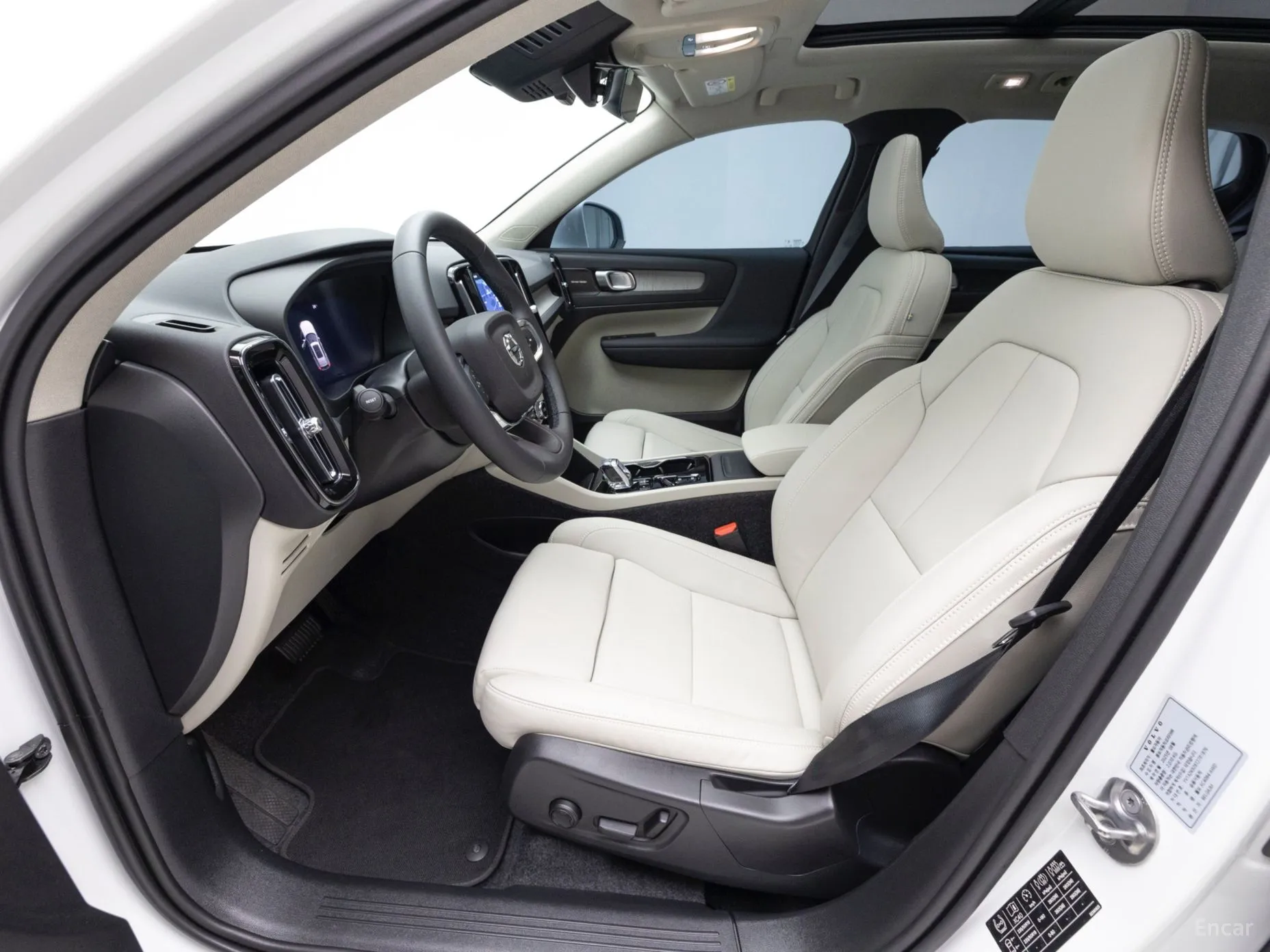 Volvo XC40 превью 10